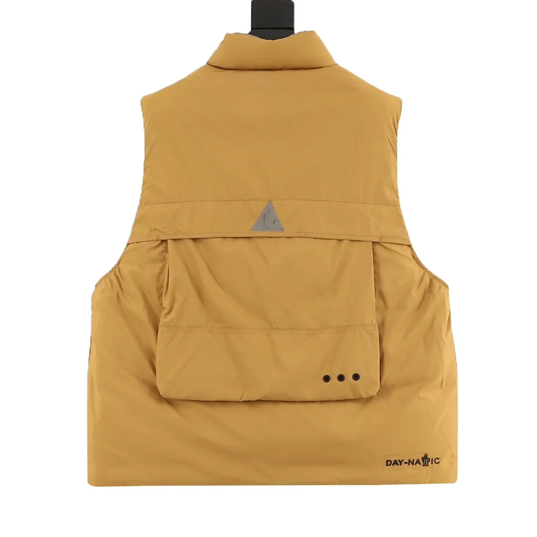 P1180 Moncler Grenoble Tongass down outdoor vest. High-end black label series. Original replacement fabric. Premium gooseneck filling. The Tongass down vest provides protection without being heavy and is designed for outdoor activities in mild weather.  The Tongass down vest is the result of research into lightweight performance outerwear. Functional fabric is tight and durable without adding extra weight. Equipped with large practical pockets and carabiner to reduce the amount of your carry-on luggage Color: light brown/black 𝐒𝐢𝐳𝐞:𝟏-5