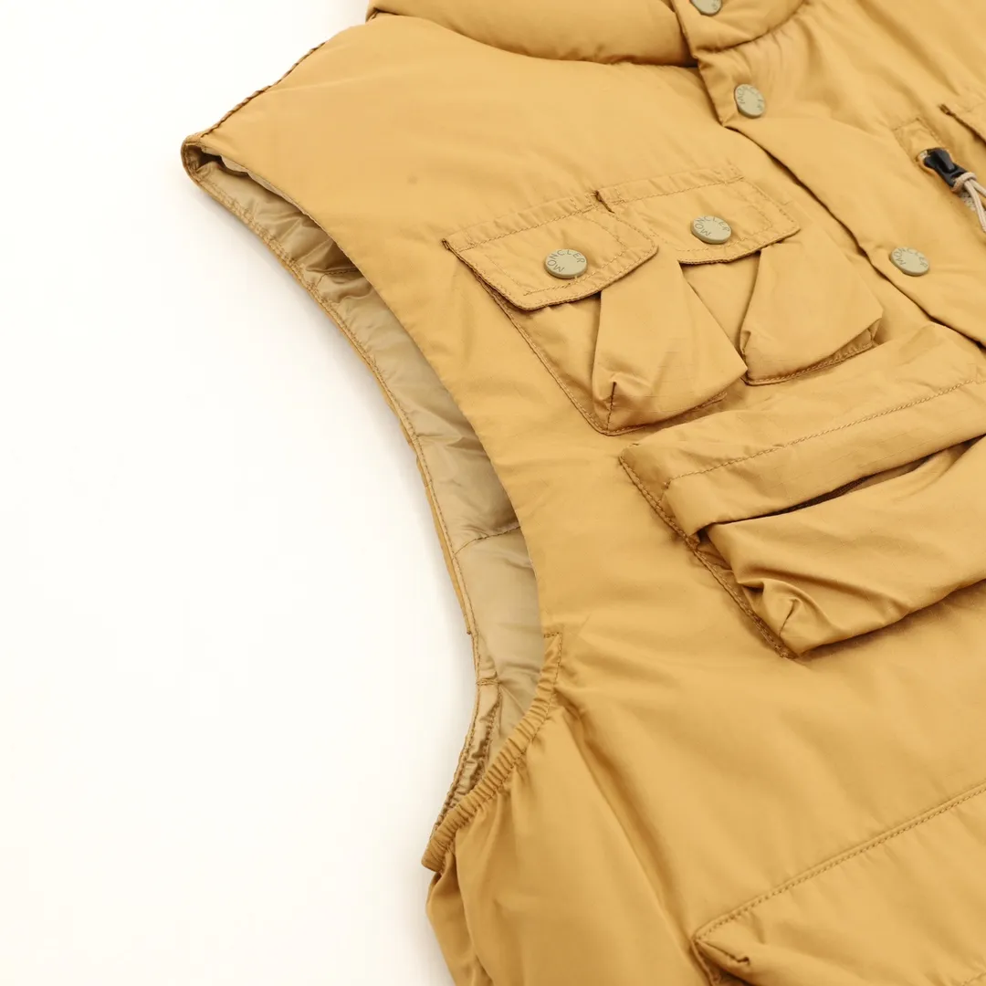 P1180 Moncler Grenoble Tongass down outdoor vest. High-end black label series. Original replacement fabric. Premium gooseneck filling. The Tongass down vest provides protection without being heavy and is designed for outdoor activities in mild weather.  The Tongass down vest is the result of research into lightweight performance outerwear. Functional fabric is tight and durable without adding extra weight. Equipped with large practical pockets and carabiner to reduce the amount of your carry-on luggage Color: light brown/black 𝐒𝐢𝐳𝐞:𝟏-5