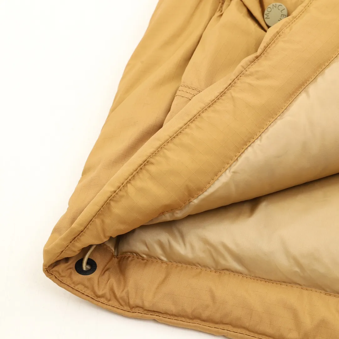 P1180 Moncler Grenoble Tongass down outdoor vest. High-end black label series. Original replacement fabric. Premium gooseneck filling. The Tongass down vest provides protection without being heavy and is designed for outdoor activities in mild weather.  The Tongass down vest is the result of research into lightweight performance outerwear. Functional fabric is tight and durable without adding extra weight. Equipped with large practical pockets and carabiner to reduce the amount of your carry-on luggage Color: light brown/black 𝐒𝐢𝐳𝐞:𝟏-5