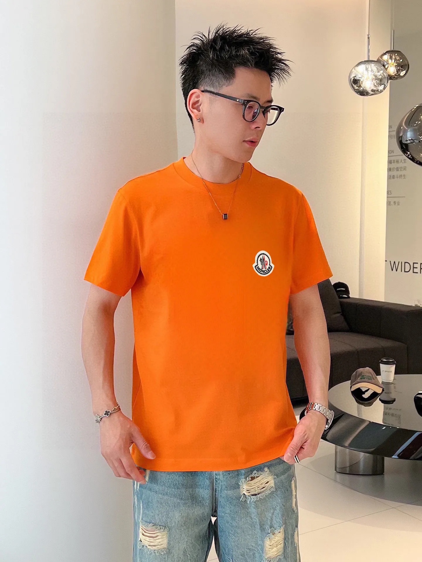P140 Brand [MONCLER] (Good News for Fat People) original men's casual short-sleeved T-shirt, new product for spring and summer 2025, customized top-notch logo craftsmanship on the chest, matched with the entire details, quality and tailoring design are first-class, customized imported mercerized cotton fabric! Full of style, the color scheme is light and versatile. M-5XL (wear up to 220 pounds)