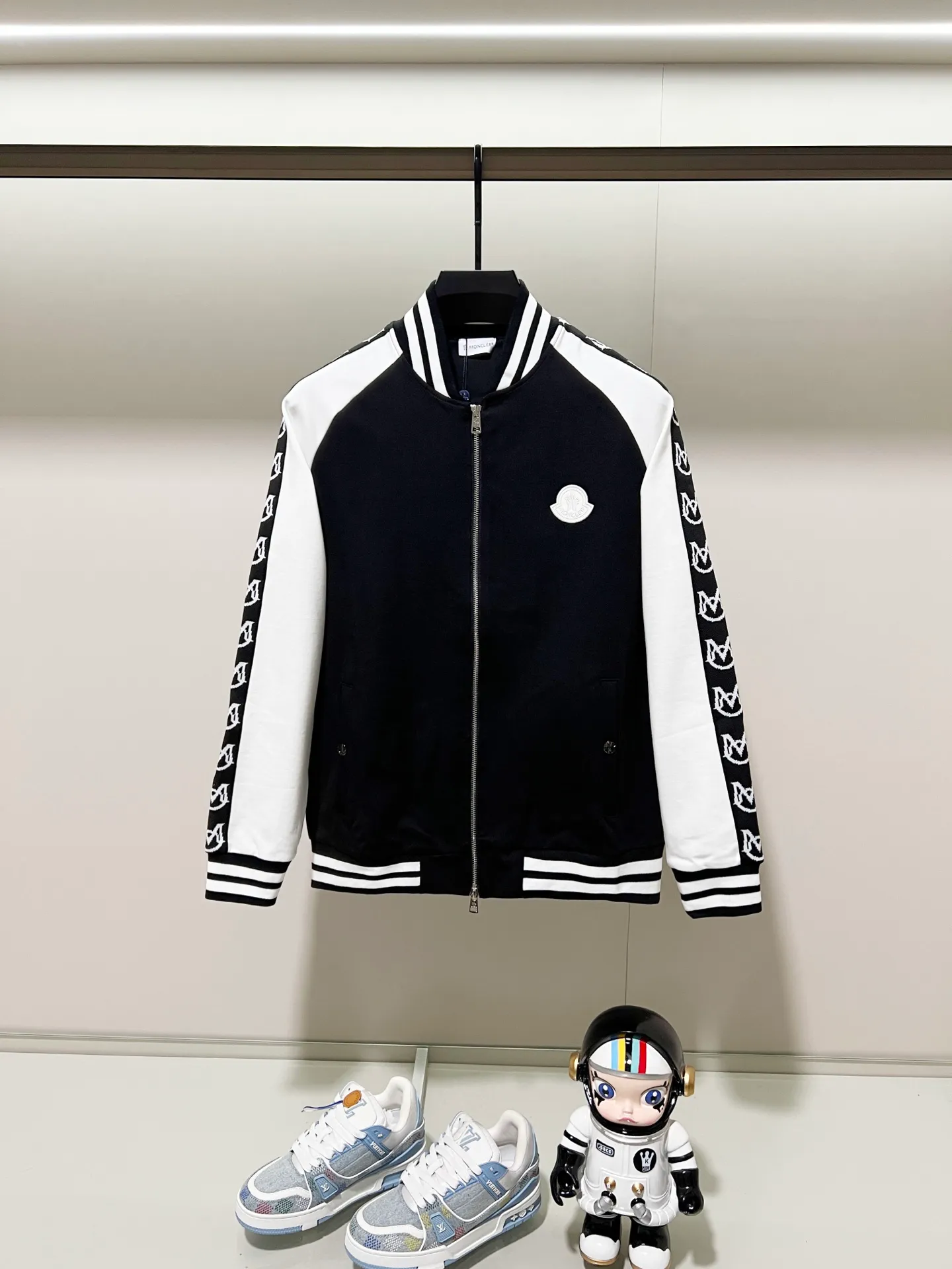 P270 MONCLER/Mask Customized fabric suit zipper jacket Color-blocking design embroidery🪡Micro-labeled LOGO hand sleeve webbing technology Official synchronization High version High quality Fashion personality Versatile trend Pure original quality Original fabric Hang tag Collar label Washed wheat Complete three labels Color: black and white. Black green. Black yellow. Size: S-2XL