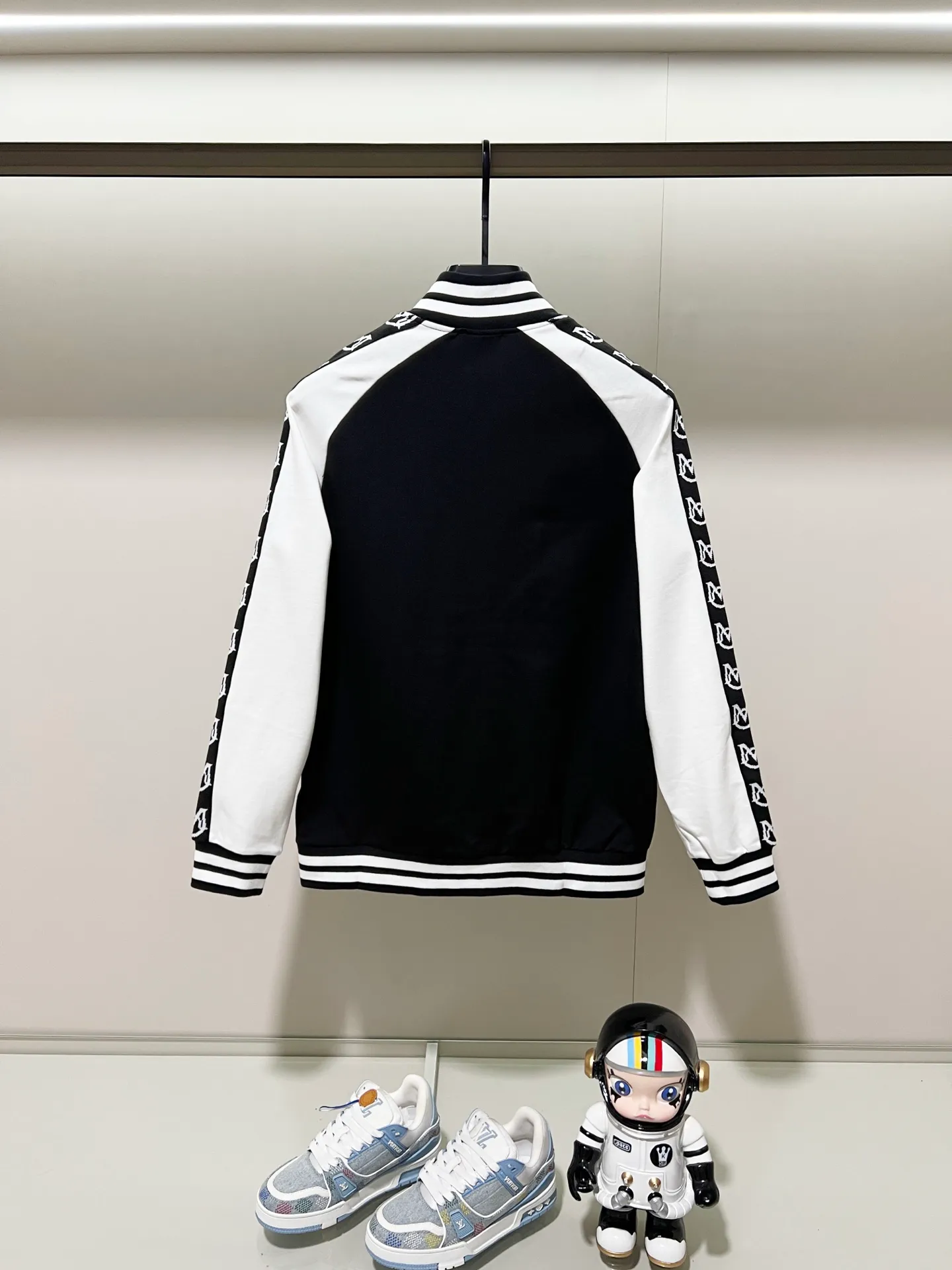 P270 MONCLER/Mask Customized fabric suit zipper jacket Color-blocking design embroidery🪡Micro-labeled LOGO hand sleeve webbing technology Official synchronization High version High quality Fashion personality Versatile trend Pure original quality Original fabric Hang tag Collar label Washed wheat Complete three labels Color: black and white. Black green. Black yellow. Size: S-2XL