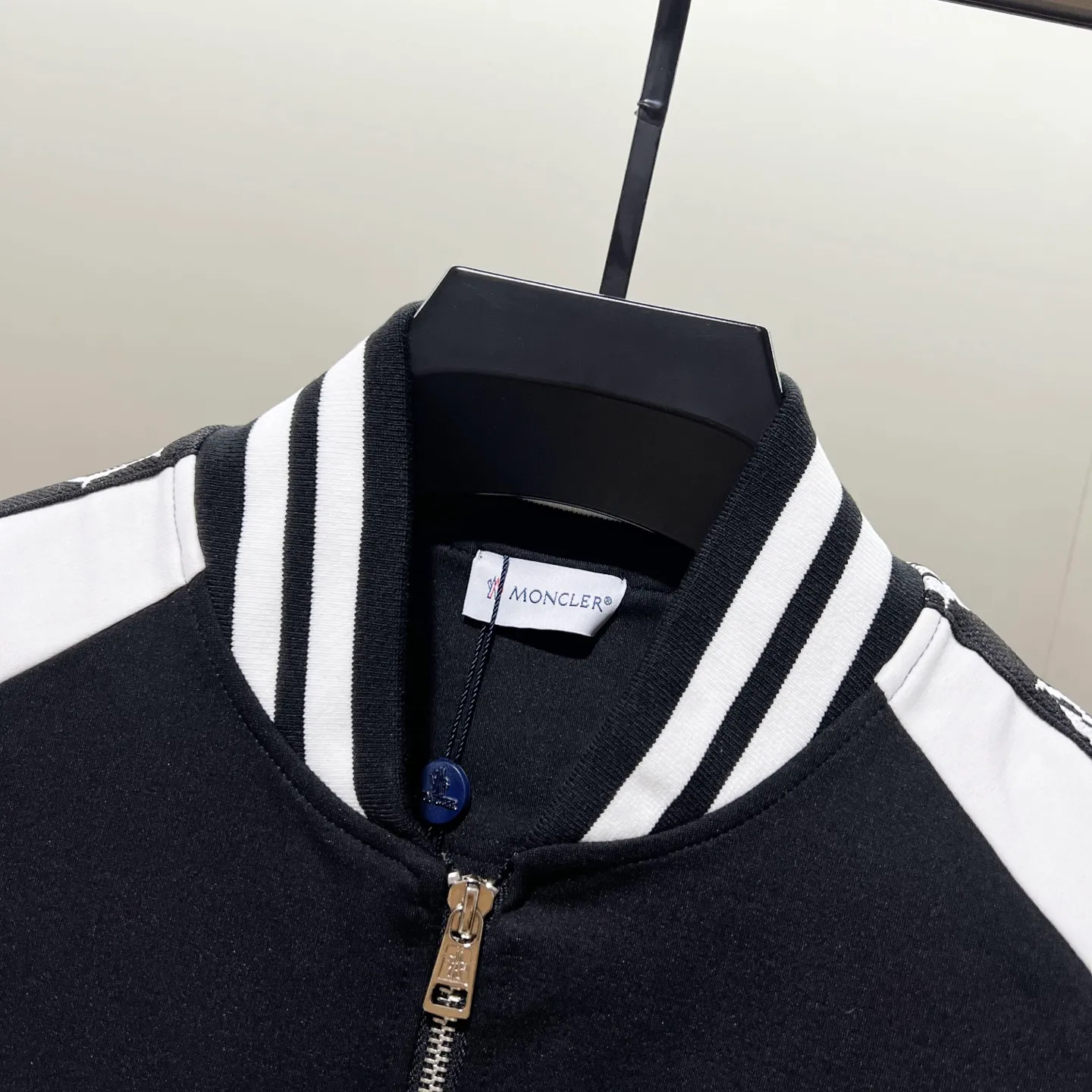 P270 MONCLER/Mask Customized fabric suit zipper jacket Color-blocking design embroidery🪡Micro-labeled LOGO hand sleeve webbing technology Official synchronization High version High quality Fashion personality Versatile trend Pure original quality Original fabric Hang tag Collar label Washed wheat Complete three labels Color: black and white. Black green. Black yellow. Size: S-2XL