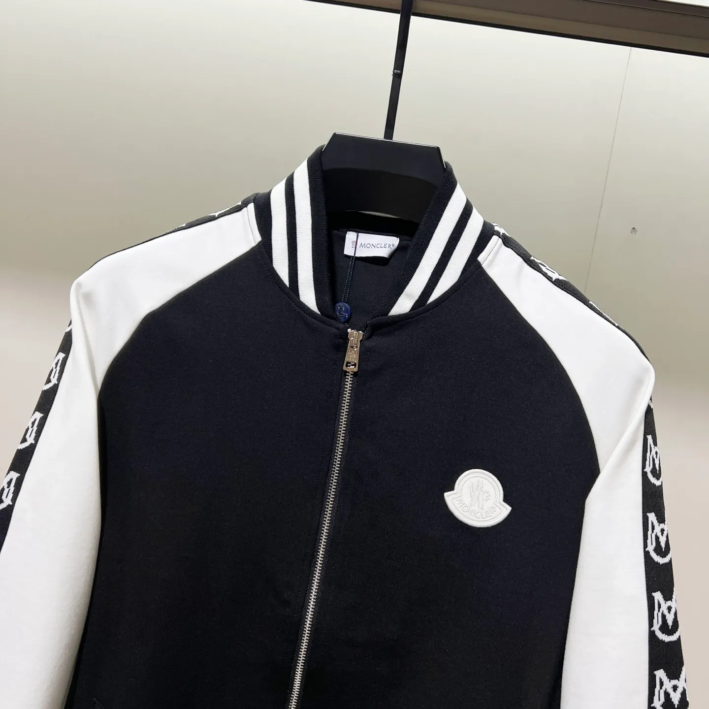 P270 MONCLER/Mask Customized fabric suit zipper jacket Color-blocking design embroidery🪡Micro-labeled LOGO hand sleeve webbing technology Official synchronization High version High quality Fashion personality Versatile trend Pure original quality Original fabric Hang tag Collar label Washed wheat Complete three labels Color: black and white. Black green. Black yellow. Size: S-2XL