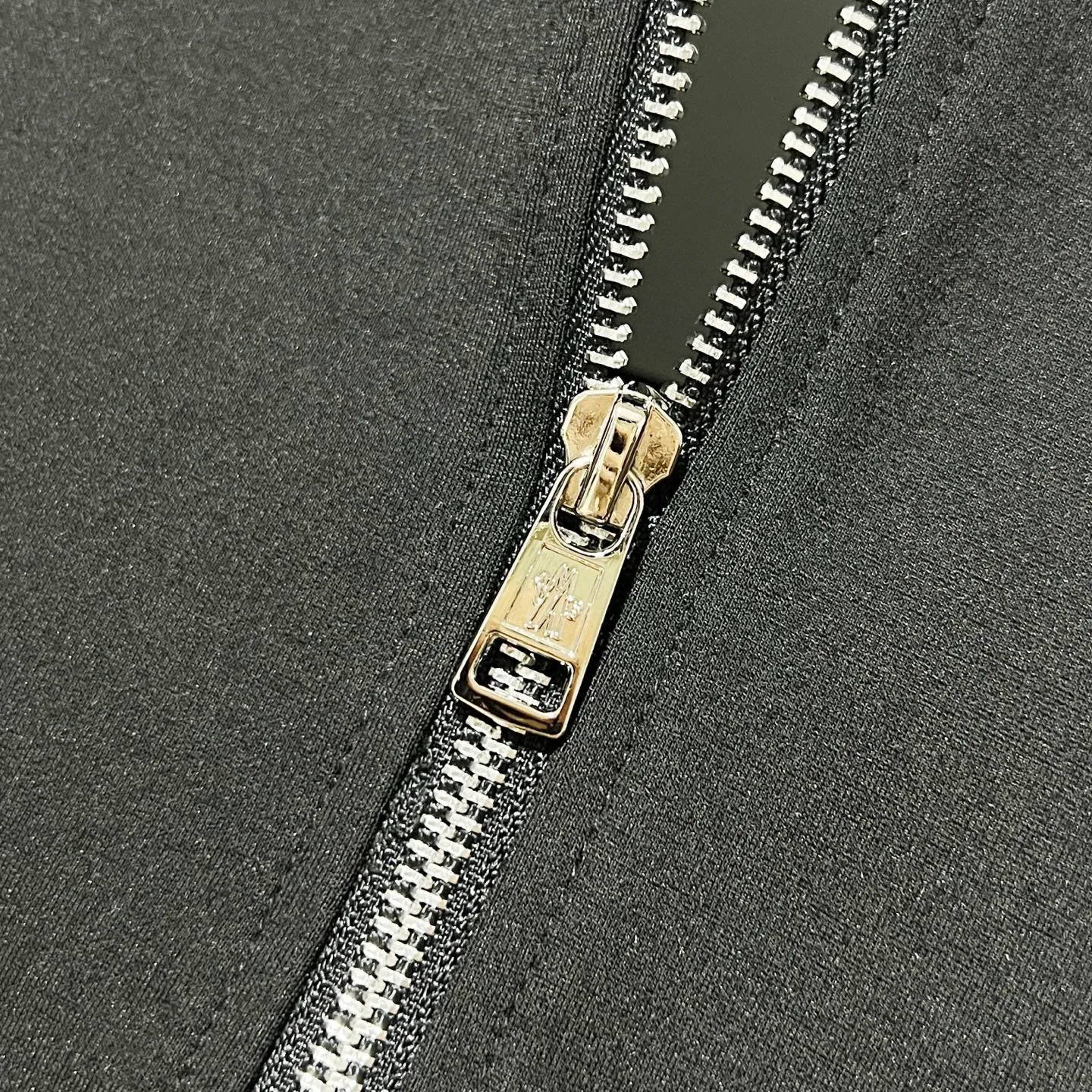 P270 MONCLER/Mask Customized fabric suit zipper jacket Color-blocking design embroidery🪡Micro-labeled LOGO hand sleeve webbing technology Official synchronization High version High quality Fashion personality Versatile trend Pure original quality Original fabric Hang tag Collar label Washed wheat Complete three labels Color: black and white. Black green. Black yellow. Size: S-2XL