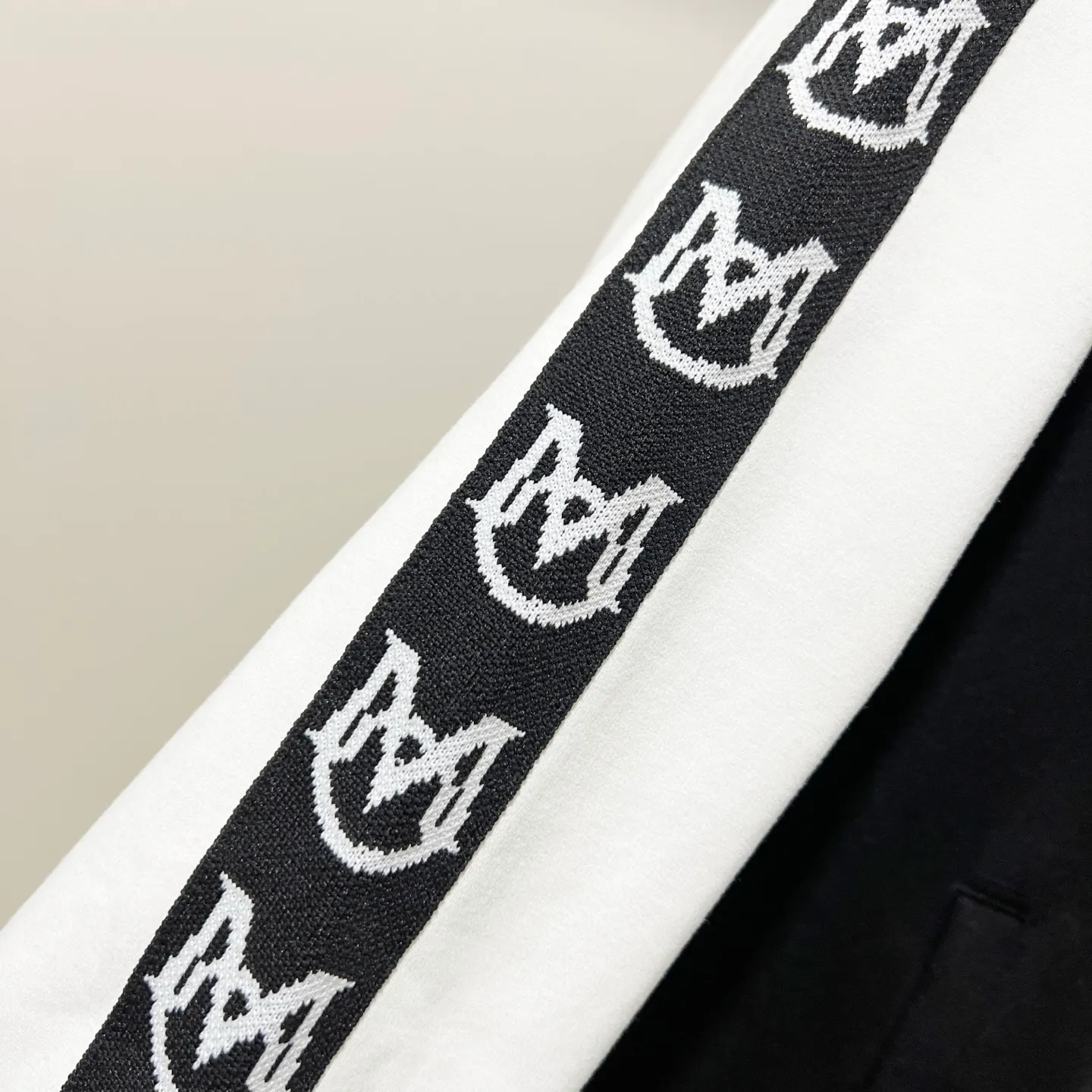P270 MONCLER/Mask Customized fabric suit zipper jacket Color-blocking design embroidery🪡Micro-labeled LOGO hand sleeve webbing technology Official synchronization High version High quality Fashion personality Versatile trend Pure original quality Original fabric Hang tag Collar label Washed wheat Complete three labels Color: black and white. Black green. Black yellow. Size: S-2XL