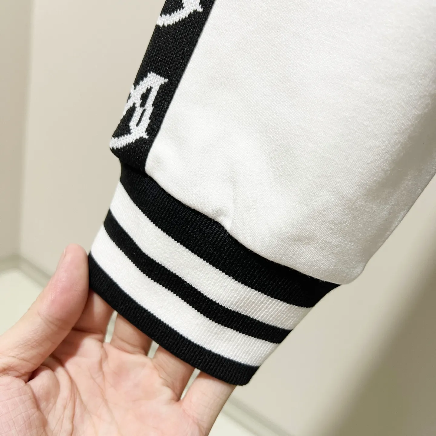 P270 MONCLER/Mask Customized fabric suit zipper jacket Color-blocking design embroidery🪡Micro-labeled LOGO hand sleeve webbing technology Official synchronization High version High quality Fashion personality Versatile trend Pure original quality Original fabric Hang tag Collar label Washed wheat Complete three labels Color: black and white. Black green. Black yellow. Size: S-2XL