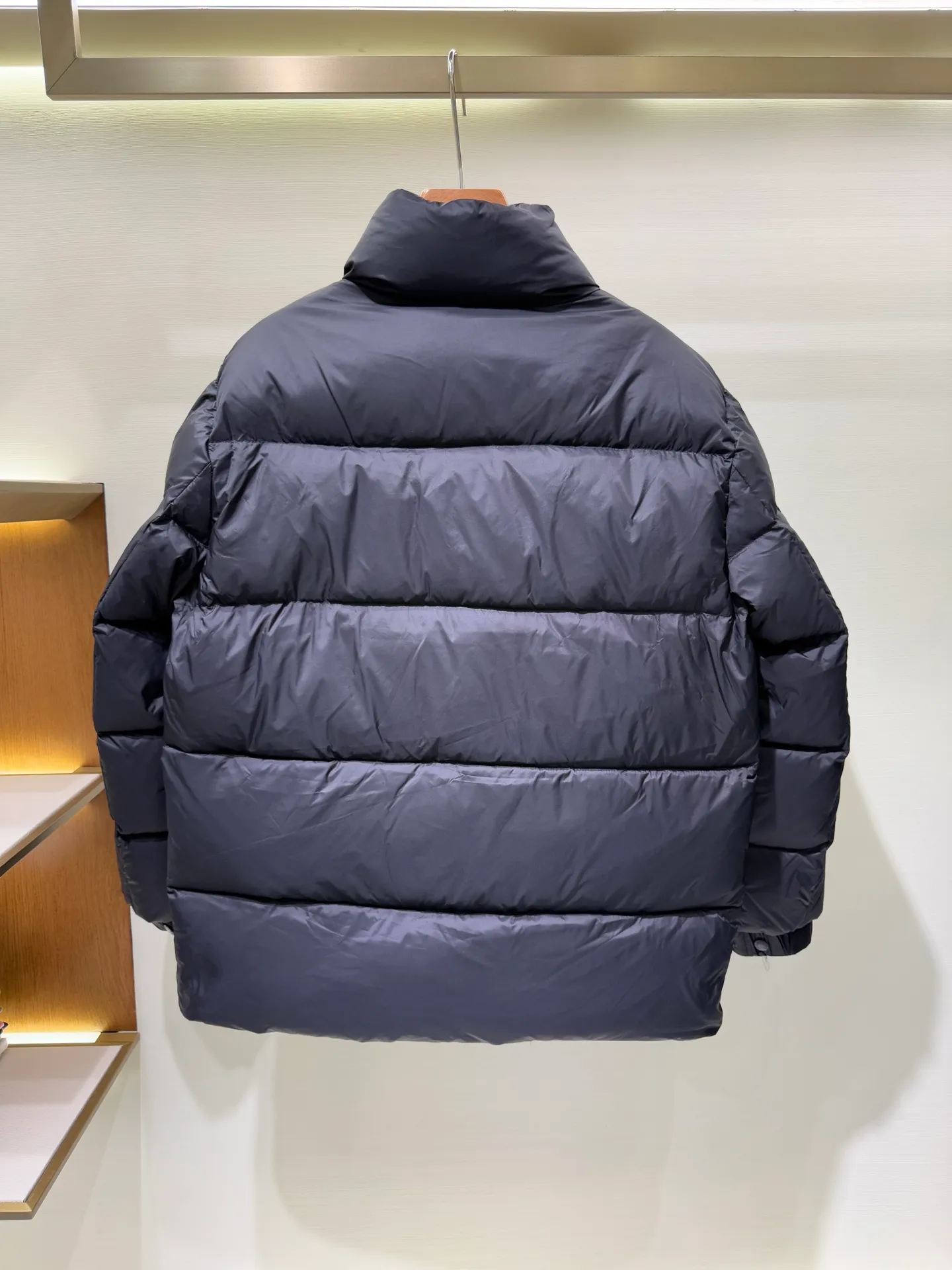 P1080 Moncler Citala series patch stand collar down jacket. The Madeira down jacket is specially designed for modern men who value functionality and beauty. It is suitable for wearing on the street or in the mountains and other occasions. Made from functional, tight nylon longue saison fabric. Padded hood and wind-blocking panels add protection.  Fabric: Made of longue saison fabric, Nylon laque lining, filled with down (90 down goose down) Craftsmanship: zipper closure, zipper closure pockets, logo patch Color: Aqua Blue Black Size: 1 2 3 4 5 5443050
