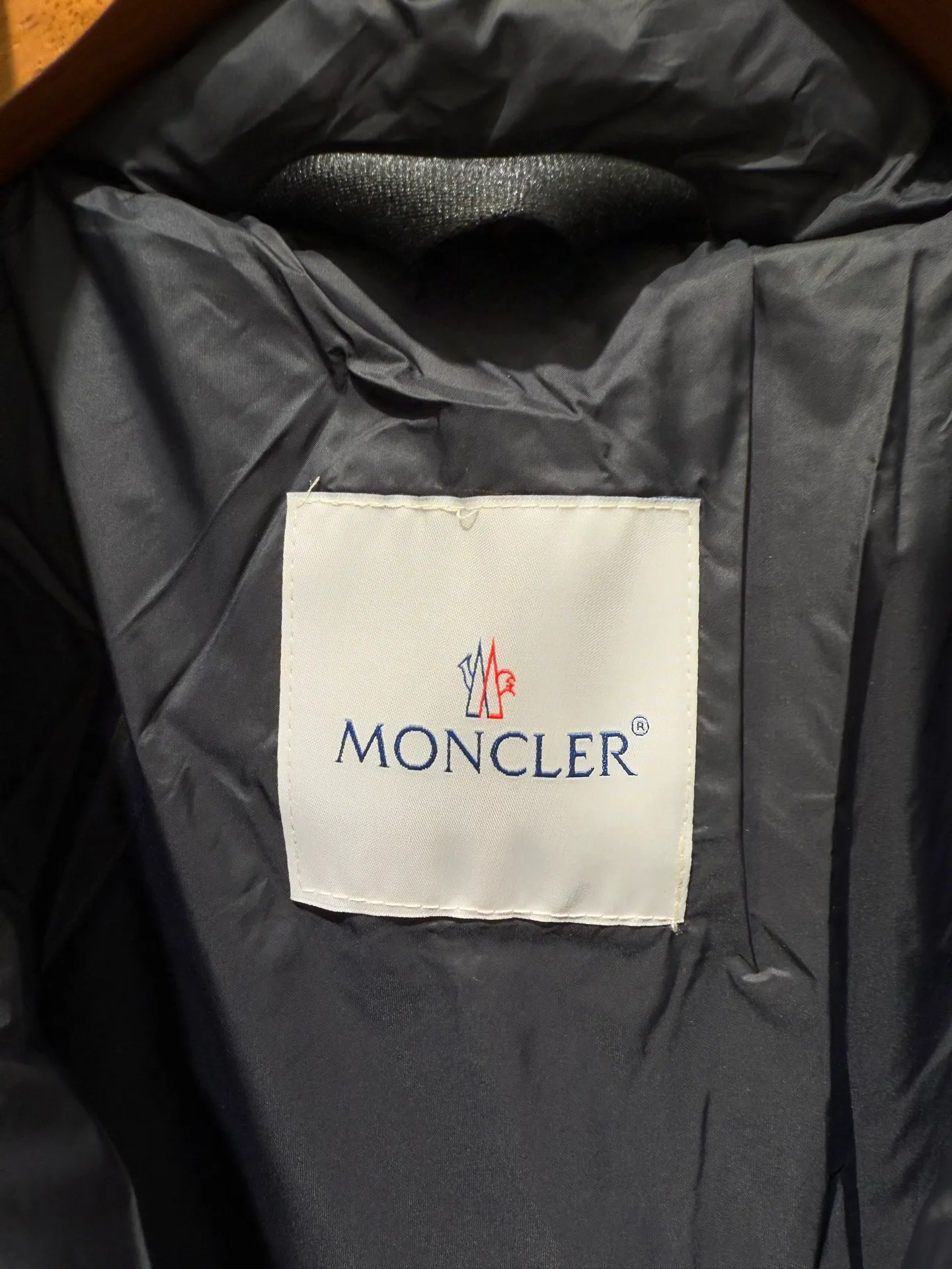 P1080 Moncler Citala series patch stand collar down jacket. The Madeira down jacket is specially designed for modern men who value functionality and beauty. It is suitable for wearing on the street or in the mountains and other occasions. Made from functional, tight nylon longue saison fabric. Padded hood and wind-blocking panels add protection.  Fabric: Made of longue saison fabric, Nylon laque lining, filled with down (90 down goose down) Craftsmanship: zipper closure, zipper closure pockets, logo patch Color: Aqua Blue Black Size: 1 2 3 4 5 5443050