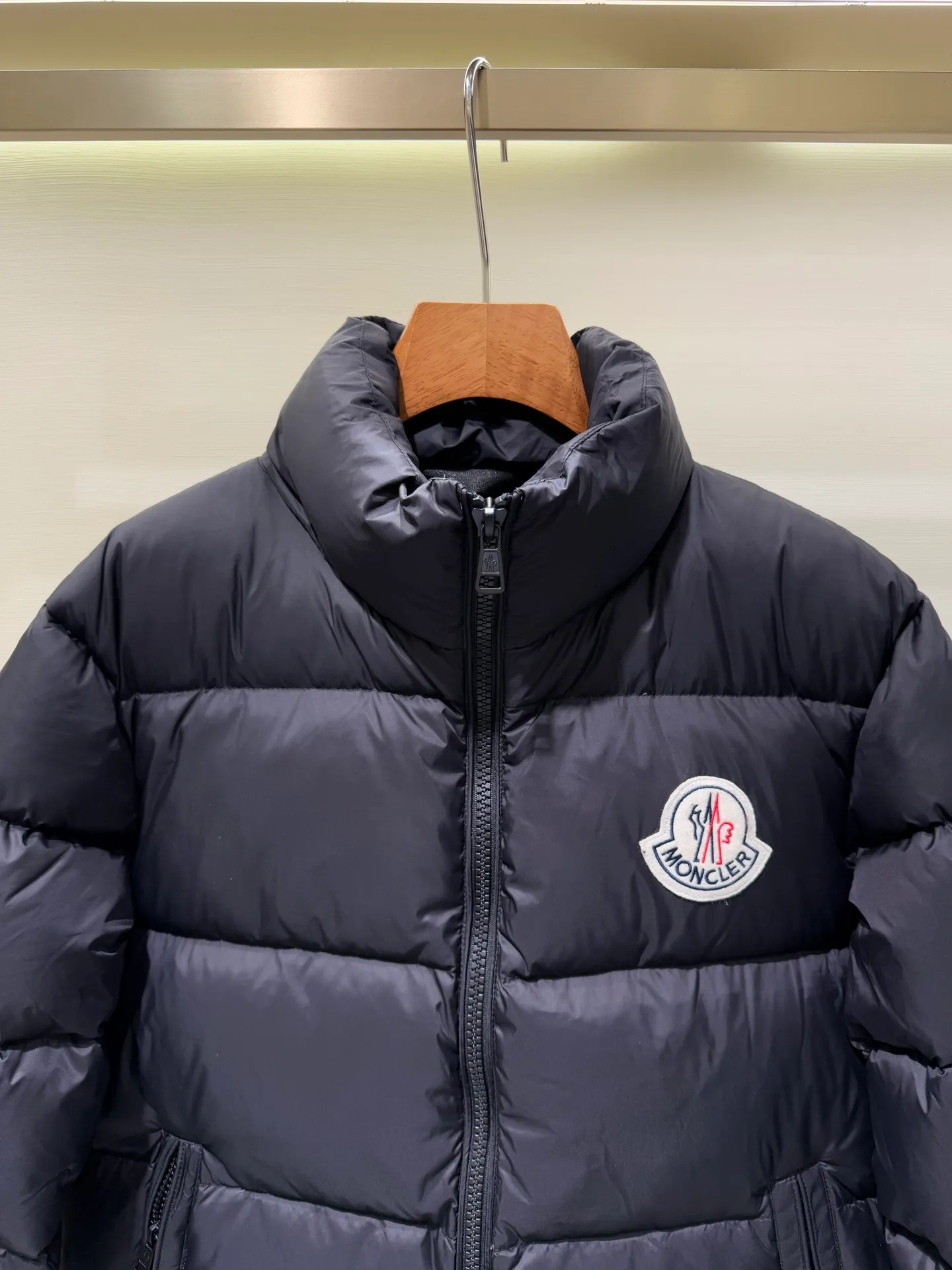 P1080 Moncler Citala series patch stand collar down jacket. The Madeira down jacket is specially designed for modern men who value functionality and beauty. It is suitable for wearing on the street or in the mountains and other occasions. Made from functional, tight nylon longue saison fabric. Padded hood and wind-blocking panels add protection.  Fabric: Made of longue saison fabric, Nylon laque lining, filled with down (90 down goose down) Craftsmanship: zipper closure, zipper closure pockets, logo patch Color: Aqua Blue Black Size: 1 2 3 4 5 5443050