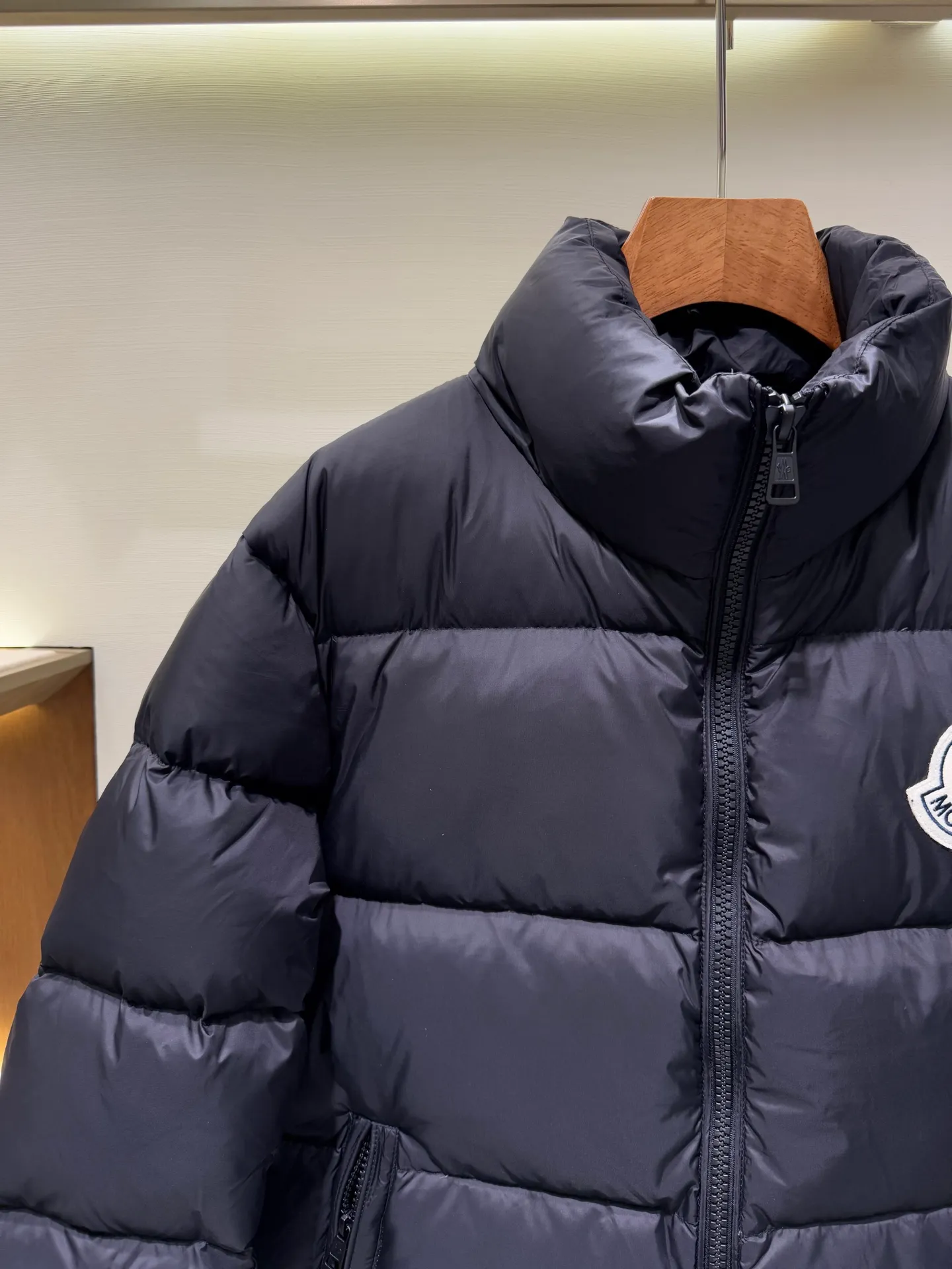 P1080 Moncler Citala series patch stand collar down jacket. The Madeira down jacket is specially designed for modern men who value functionality and beauty. It is suitable for wearing on the street or in the mountains and other occasions. Made from functional, tight nylon longue saison fabric. Padded hood and wind-blocking panels add protection.  Fabric: Made of longue saison fabric, Nylon laque lining, filled with down (90 down goose down) Craftsmanship: zipper closure, zipper closure pockets, logo patch Color: Aqua Blue Black Size: 1 2 3 4 5 5443050