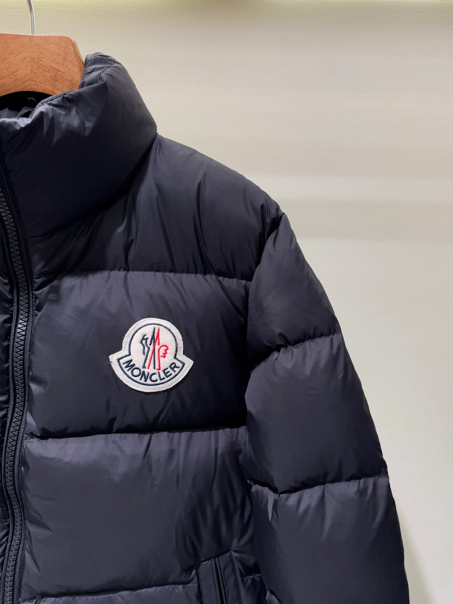 P1080 Moncler Citala series patch stand collar down jacket. The Madeira down jacket is specially designed for modern men who value functionality and beauty. It is suitable for wearing on the street or in the mountains and other occasions. Made from functional, tight nylon longue saison fabric. Padded hood and wind-blocking panels add protection.  Fabric: Made of longue saison fabric, Nylon laque lining, filled with down (90 down goose down) Craftsmanship: zipper closure, zipper closure pockets, logo patch Color: Aqua Blue Black Size: 1 2 3 4 5 5443050