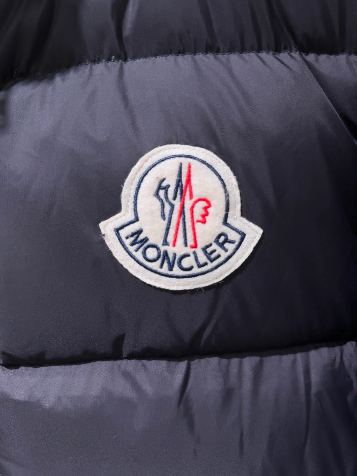 P1080 Moncler Citala series patch stand collar down jacket. The Madeira down jacket is specially designed for modern men who value functionality and beauty. It is suitable for wearing on the street or in the mountains and other occasions. Made from functional, tight nylon longue saison fabric. Padded hood and wind-blocking panels add protection.  Fabric: Made of longue saison fabric, Nylon laque lining, filled with down (90 down goose down) Craftsmanship: zipper closure, zipper closure pockets, logo patch Color: Aqua Blue Black Size: 1 2 3 4 5 5443050