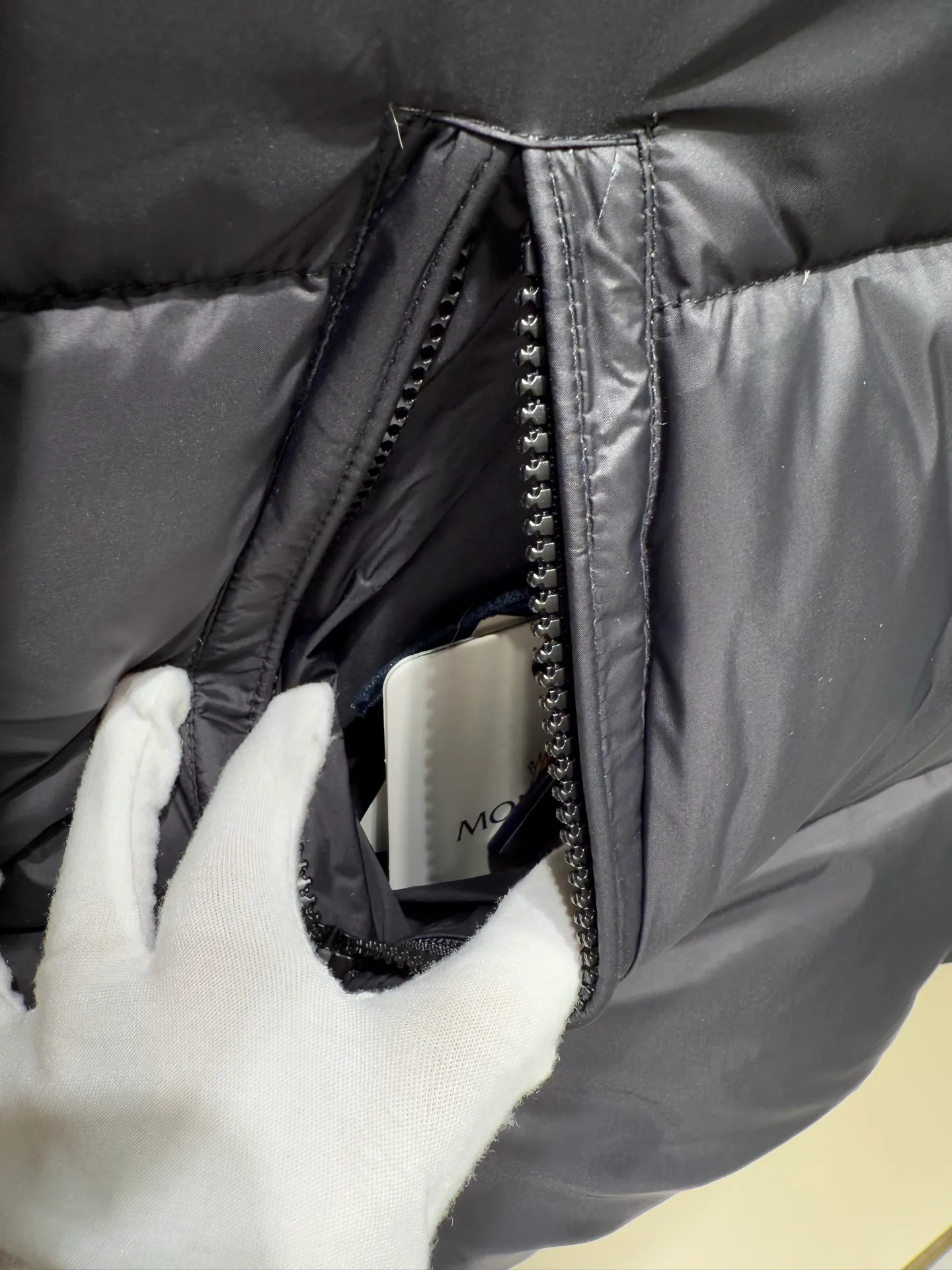 P1080 Moncler Citala series patch stand collar down jacket. The Madeira down jacket is specially designed for modern men who value functionality and beauty. It is suitable for wearing on the street or in the mountains and other occasions. Made from functional, tight nylon longue saison fabric. Padded hood and wind-blocking panels add protection.  Fabric: Made of longue saison fabric, Nylon laque lining, filled with down (90 down goose down) Craftsmanship: zipper closure, zipper closure pockets, logo patch Color: Aqua Blue Black Size: 1 2 3 4 5 5443050