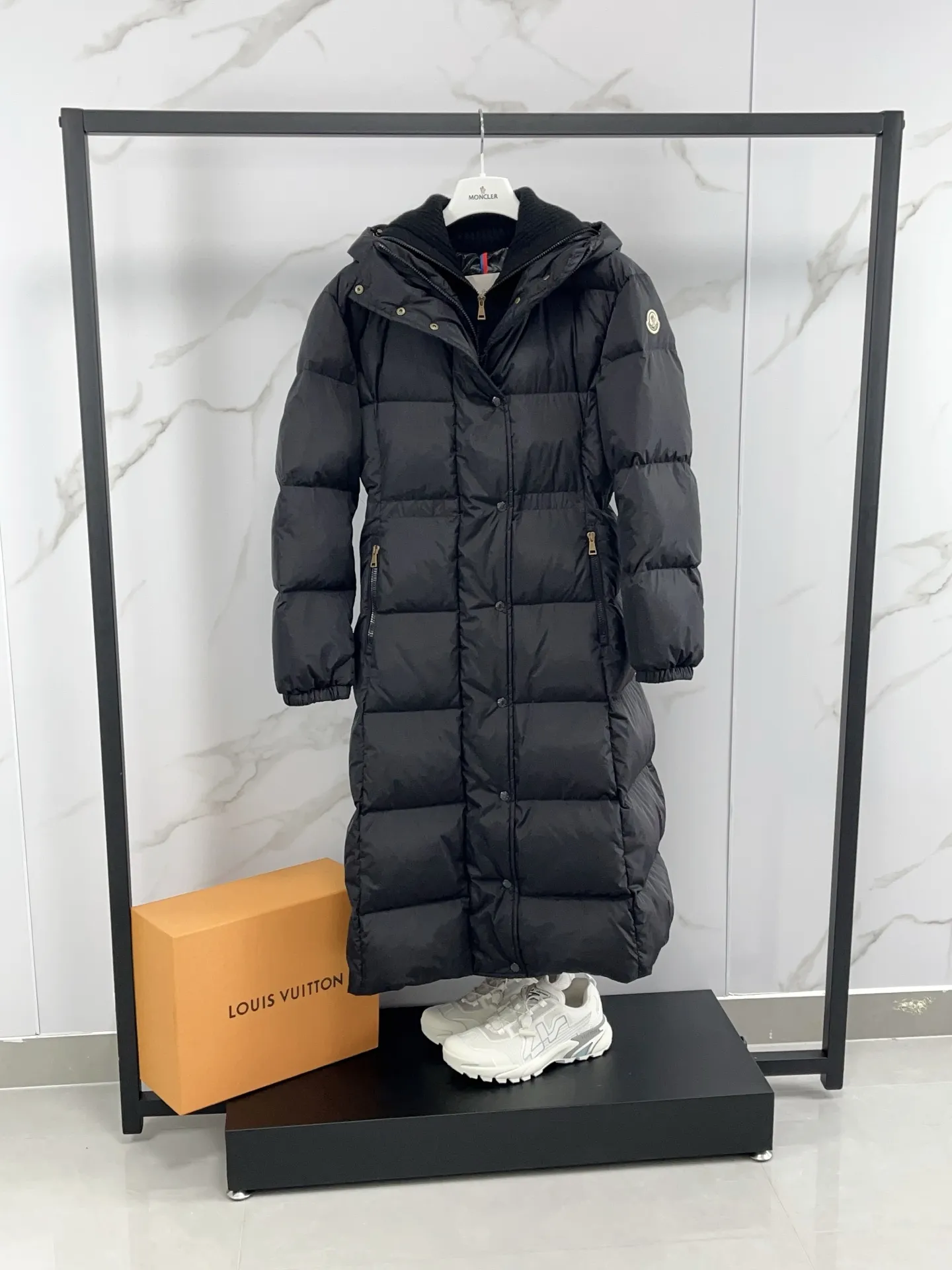 P1360 Moncler Chamer women's hooded long down jacket. Fake two-piece knitted down jacket with large lapel design. Gentle temperament on the upper body. Original 1:1 customized hardware accessories are all imported and original customization. Welcome to compare at the counter. Absolutely high quality. Made of top-grade white duck down, super soft, full of feathers and fluffy. Super heavy workmanship. Fabric workmanship is perfect. Note⚠The fabric is super comfortable. Color: Off-white Black Size: 0-3