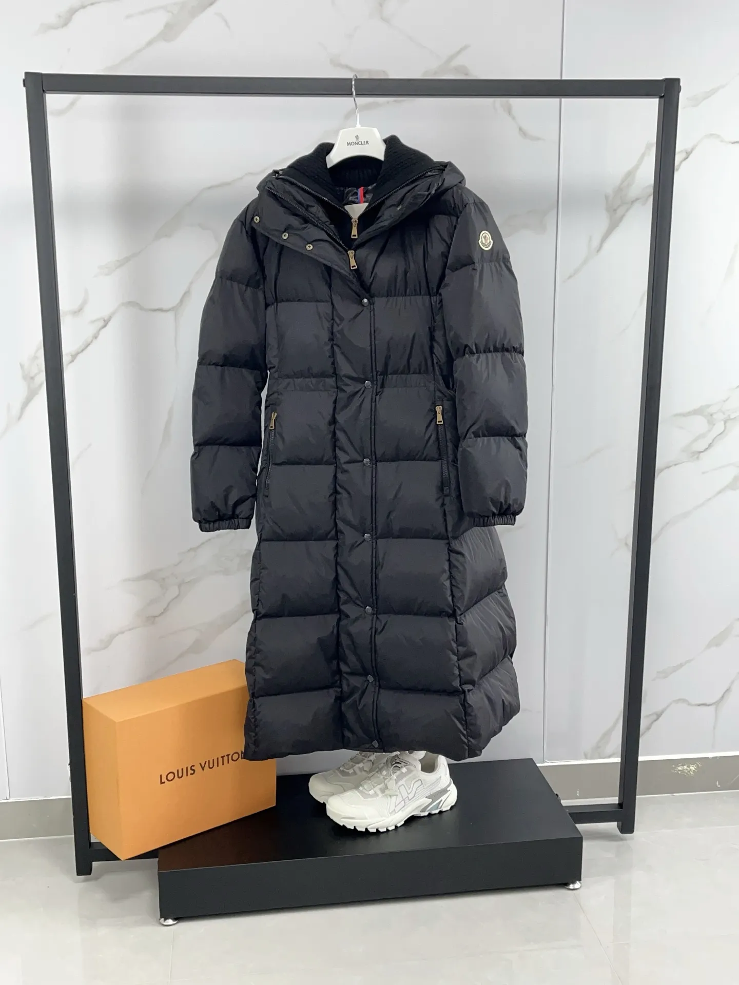 P1360 Moncler Chamer women's hooded long down jacket. Fake two-piece knitted down jacket with large lapel design. Gentle temperament on the upper body. Original 1:1 customized hardware accessories are all imported and original customization. Welcome to compare at the counter. Absolutely high quality. Made of top-grade white duck down, super soft, full of feathers and fluffy. Super heavy workmanship. Fabric workmanship is perfect. Note⚠The fabric is super comfortable. Color: Off-white Black Size: 0-3