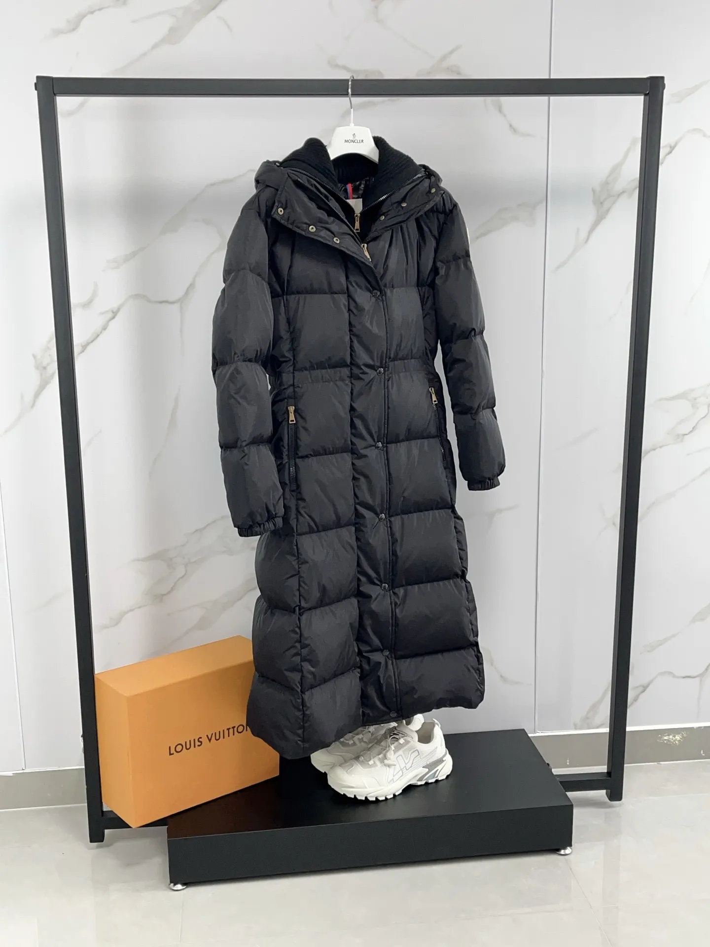P1360 Moncler Chamer women's hooded long down jacket. Fake two-piece knitted down jacket with large lapel design. Gentle temperament on the upper body. Original 1:1 customized hardware accessories are all imported and original customization. Welcome to compare at the counter. Absolutely high quality. Made of top-grade white duck down, super soft, full of feathers and fluffy. Super heavy workmanship. Fabric workmanship is perfect. Note⚠The fabric is super comfortable. Color: Off-white Black Size: 0-3
