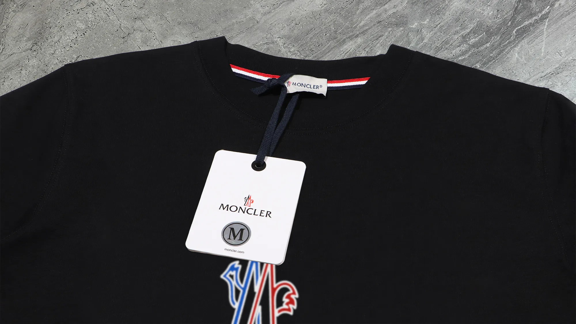 P210 High-version sweatshirt) [Long-term stock] 〖𝐌𝐎𝐍𝐂𝐋𝐄𝐑~Mask〗 Made of 440g heavy-weight fabric. It is different from the market currency. It can be matched with any variety and is properly handsome. 😎The whole dress is made of double waistcoats. The double waistcoats make the whole dress more three-dimensional. Not ordinary factories can do such fine work. 2025 Spring runway version of the T stage, on sale at the counter, round neck terry sweatshirt, high-end double-strand pure cotton, custom-made stretch ribs, dyed in the same vat, complete with three standards, matched with exquisite embroidered LOGO on the chest, simple and advanced, same style for men and women. Color: black, apricot, white, size: S M L XL 2XL