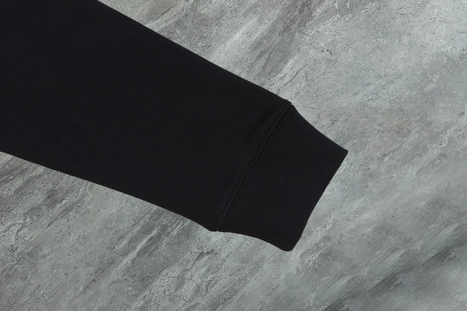 P210 High-version sweatshirt) [Long-term stock] 〖𝐌𝐎𝐍𝐂𝐋𝐄𝐑~Mask〗 Made of 440g heavy-weight fabric. It is different from the market currency. It can be matched with any variety and is properly handsome. 😎The whole dress is made of double waistcoats. The double waistcoats make the whole dress more three-dimensional. Not ordinary factories can do such fine work. 2025 Spring runway version of the T stage, on sale at the counter, round neck terry sweatshirt, high-end double-strand pure cotton, custom-made stretch ribs, dyed in the same vat, complete with three standards, matched with exquisite embroidered LOGO on the chest, simple and advanced, same style for men and women. Color: black, apricot, white, size: S M L XL 2XL