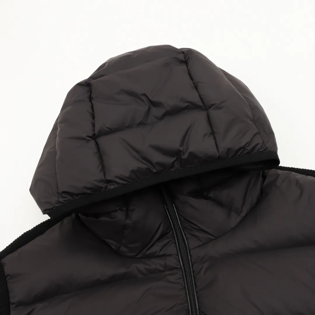 P760 MONCLER MC hooded brim embroidered woolen splicing hooded down jacket is made of 100% nylon fabric. It is woven into a tight and tough fabric through advanced textile technology. It improves the strength of the frame to effectively block the invasion of cold wind and locks in the warm air generated by the down layer. After tight weaving and special processing, it is waterproof and windproof. The surface forms a certain lotus leaf effect, and is wrinkle-resistant and not easily deformed, making it easy for daily care. It is mainly made of wool, combined with a small amount of nylon and spandex. The main body of wool ensures the warmth and comfort of the clothes. The addition of a small amount of nylon and spandex significantly improves the elasticity and wear resistance. The quilted letter logo on the brim uses contour quilting technology. The stitches are routed along the edge of the set outline, and the filler is compressed inside the letter graphic, so that the logo is three-dimensional and the pattern is clear. Filled with 90% selected white duck down and weighing 120g, it ensures fluffy, quick rebound, lightness and warmth. The ribbed cuffs fit the wrist comfortably while enhancing warmth retention. It is equipped with a fine and soft hood to enhance the experience when wearing it. Size：1-4