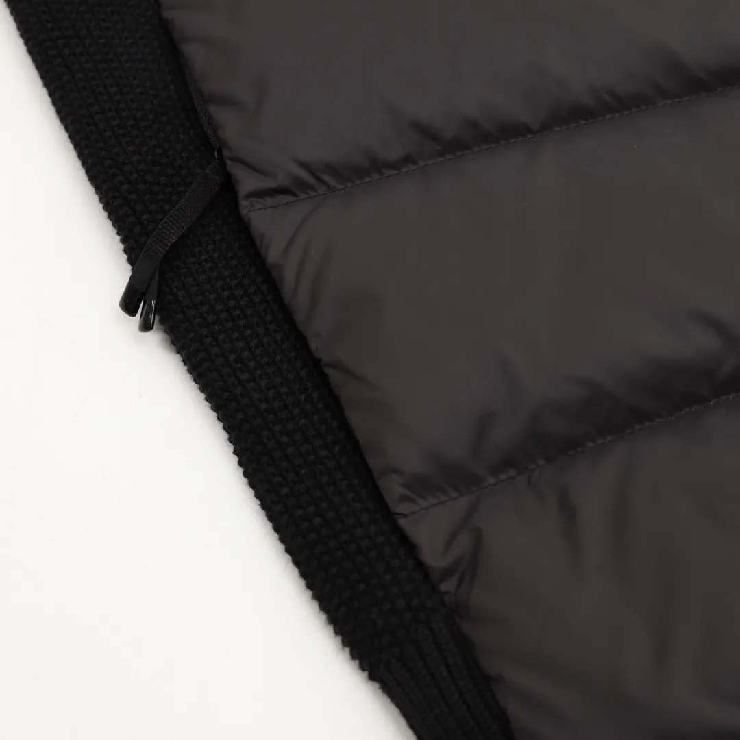 P760 MONCLER MC hooded brim embroidered woolen splicing hooded down jacket is made of 100% nylon fabric. It is woven into a tight and tough fabric through advanced textile technology. It improves the strength of the frame to effectively block the invasion of cold wind and locks in the warm air generated by the down layer. After tight weaving and special processing, it is waterproof and windproof. The surface forms a certain lotus leaf effect, and is wrinkle-resistant and not easily deformed, making it easy for daily care. It is mainly made of wool, combined with a small amount of nylon and spandex. The main body of wool ensures the warmth and comfort of the clothes. The addition of a small amount of nylon and spandex significantly improves the elasticity and wear resistance. The quilted letter logo on the brim uses contour quilting technology. The stitches are routed along the edge of the set outline, and the filler is compressed inside the letter graphic, so that the logo is three-dimensional and the pattern is clear. Filled with 90% selected white duck down and weighing 120g, it ensures fluffy, quick rebound, lightness and warmth. The ribbed cuffs fit the wrist comfortably while enhancing warmth retention. It is equipped with a fine and soft hood to enhance the experience when wearing it. Size：1-4