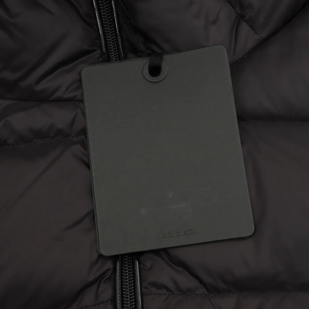 P760 MONCLER MC hooded brim embroidered woolen splicing hooded down jacket is made of 100% nylon fabric. It is woven into a tight and tough fabric through advanced textile technology. It improves the strength of the frame to effectively block the invasion of cold wind and locks in the warm air generated by the down layer. After tight weaving and special processing, it is waterproof and windproof. The surface forms a certain lotus leaf effect, and is wrinkle-resistant and not easily deformed, making it easy for daily care. It is mainly made of wool, combined with a small amount of nylon and spandex. The main body of wool ensures the warmth and comfort of the clothes. The addition of a small amount of nylon and spandex significantly improves the elasticity and wear resistance. The quilted letter logo on the brim uses contour quilting technology. The stitches are routed along the edge of the set outline, and the filler is compressed inside the letter graphic, so that the logo is three-dimensional and the pattern is clear. Filled with 90% selected white duck down and weighing 120g, it ensures fluffy, quick rebound, lightness and warmth. The ribbed cuffs fit the wrist comfortably while enhancing warmth retention. It is equipped with a fine and soft hood to enhance the experience when wearing it. Size：1-4