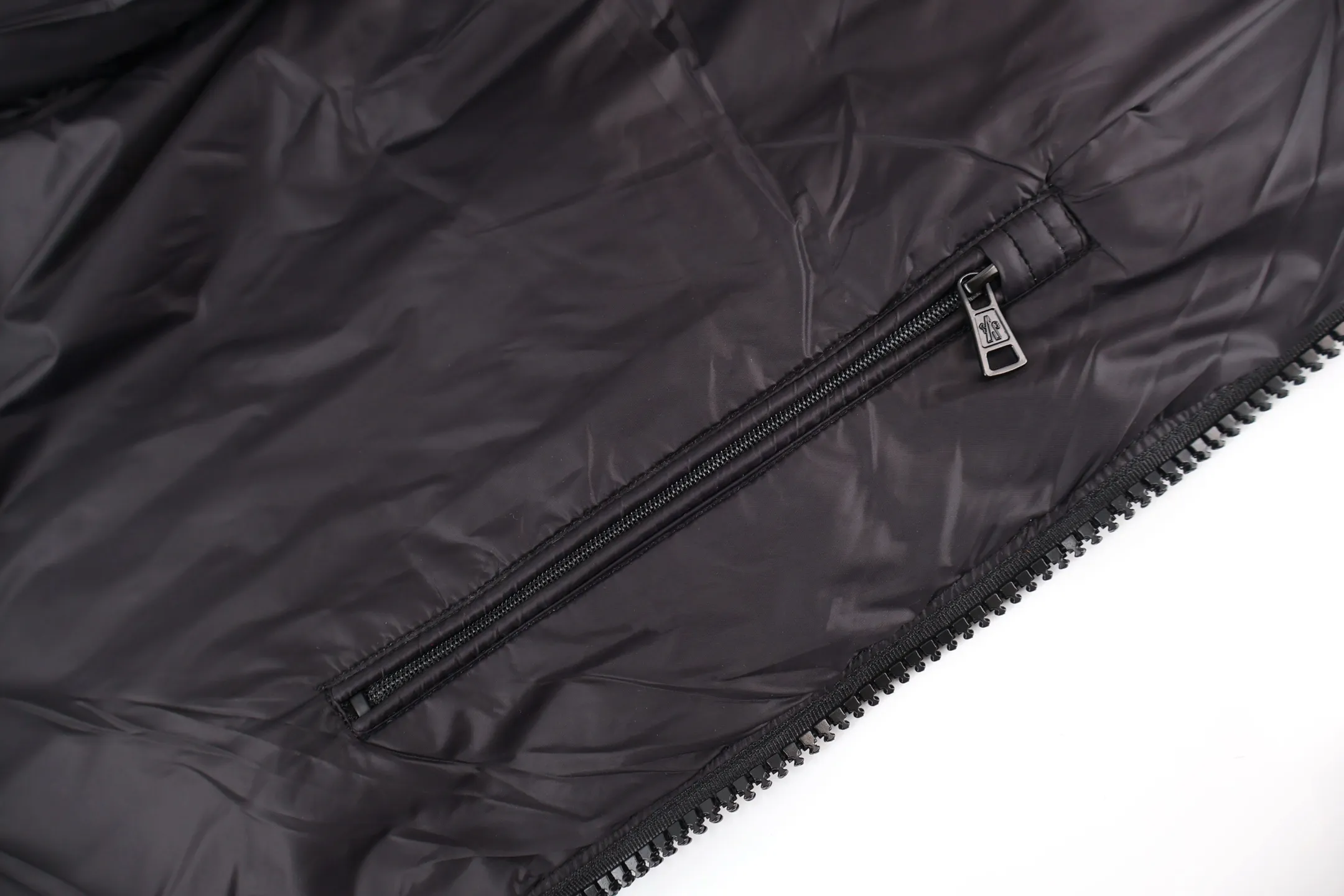 P1100 Moncler Citala Series Logo Patch Stand Collar Down Jacket (Black) The latest national standard 90 white duck down, each piece has a down filling capacity of more than 300g. The fabric is made of nylon with iconic rectangular quilting. It is made from a large factory. The transparency of the down material is over 800 degrees. After drying and disinfection, it is pollution-free and impurity-free. The down is not damp, not burnt, not brittle, soft and smooth, has good gloss and high fluffiness. The original The material belt test report is all tested in accordance with the national standard. The down raw materials are processed through multiple processes, including rough classification, dust removal, cleaning, drying, drying, and cooling. The entire process complies with the national standard. Glue down is rejected. The latest national standard 90 white duck down does not contain long hair pieces. Large down florets are carefully selected, with high loft and high warmth. The outer body is made of 100% fabric. Nylon, lining 100% nylon, high-density fabric, water-repellent and breathable, effectively prevents drizzle from wetting the lining, soft, breathable and comfortable, anti-velvet technology, prevents velvet, careful craftsmanship, high velvet locking, solves the problem of velvet. Imported organ anti-lint needles are used to effectively prevent high temperature from damaging the fabric. The needle holes are finer, effectively dissipating static electricity and reducing the possibility of lint drilling. Tight sewing, imported sewing equipment, up to 13 stitches per centimeter, hemming and locking velvet, double-thread three-dimensional hemming, snug fit and no velvet running. The anti-drilling velvet fabric tightly locks the down. Special waterproof additives are added during the fabric weaving process to make the fabric water-repellent, making it difficult for rain and snow to invade. The felt embroidery label uses an imported Barudan/Behringer embroidery machine, and the embroidery is clear, delicate, three-dimensional and full. The original label is customized, and the water-washed woven label has corresponding details for each couplet. The internal picture uses rounded corners and stitching. Three complete labels: hangtag, collar label, washable label, mold-making custom hardware, custom-engraved hardware, and sensor chip included. Size:1-2-3-4-5