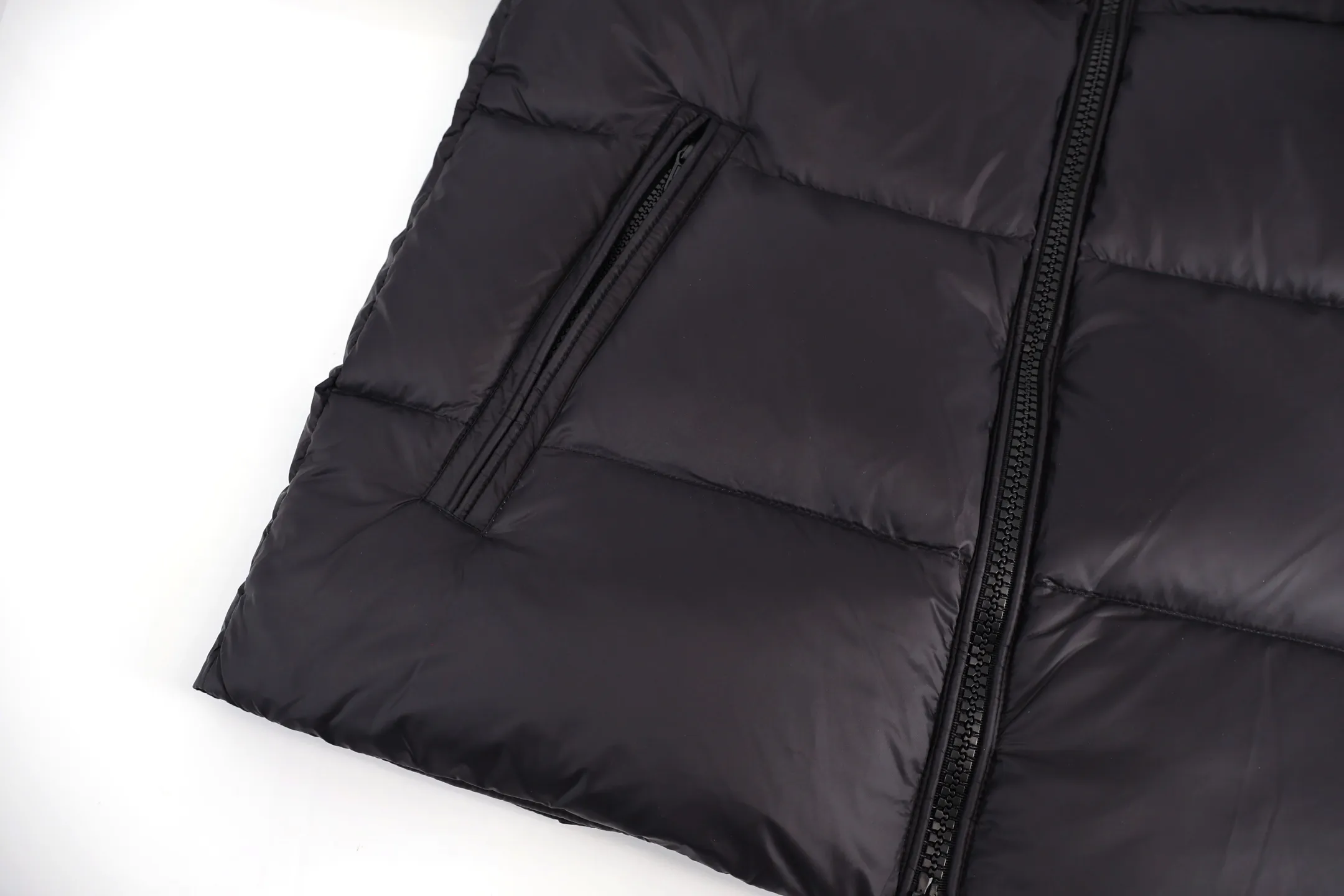 P1100 Moncler Citala Series Logo Patch Stand Collar Down Jacket (Black) The latest national standard 90 white duck down, each piece has a down filling capacity of more than 300g. The fabric is made of nylon with iconic rectangular quilting. It is made from a large factory. The transparency of the down material is over 800 degrees. After drying and disinfection, it is pollution-free and impurity-free. The down is not damp, not burnt, not brittle, soft and smooth, has good gloss and high fluffiness. The original The material belt test report is all tested in accordance with the national standard. The down raw materials are processed through multiple processes, including rough classification, dust removal, cleaning, drying, drying, and cooling. The entire process complies with the national standard. Glue down is rejected. The latest national standard 90 white duck down does not contain long hair pieces. Large down florets are carefully selected, with high loft and high warmth. The outer body is made of 100% fabric. Nylon, lining 100% nylon, high-density fabric, water-repellent and breathable, effectively prevents drizzle from wetting the lining, soft, breathable and comfortable, anti-velvet technology, prevents velvet, careful craftsmanship, high velvet locking, solves the problem of velvet. Imported organ anti-lint needles are used to effectively prevent high temperature from damaging the fabric. The needle holes are finer, effectively dissipating static electricity and reducing the possibility of lint drilling. Tight sewing, imported sewing equipment, up to 13 stitches per centimeter, hemming and locking velvet, double-thread three-dimensional hemming, snug fit and no velvet running. The anti-drilling velvet fabric tightly locks the down. Special waterproof additives are added during the fabric weaving process to make the fabric water-repellent, making it difficult for rain and snow to invade. The felt embroidery label uses an imported Barudan/Behringer embroidery machine, and the embroidery is clear, delicate, three-dimensional and full. The original label is customized, and the water-washed woven label has corresponding details for each couplet. The internal picture uses rounded corners and stitching. Three complete labels: hangtag, collar label, washable label, mold-making custom hardware, custom-engraved hardware, and sensor chip included. Size:1-2-3-4-5