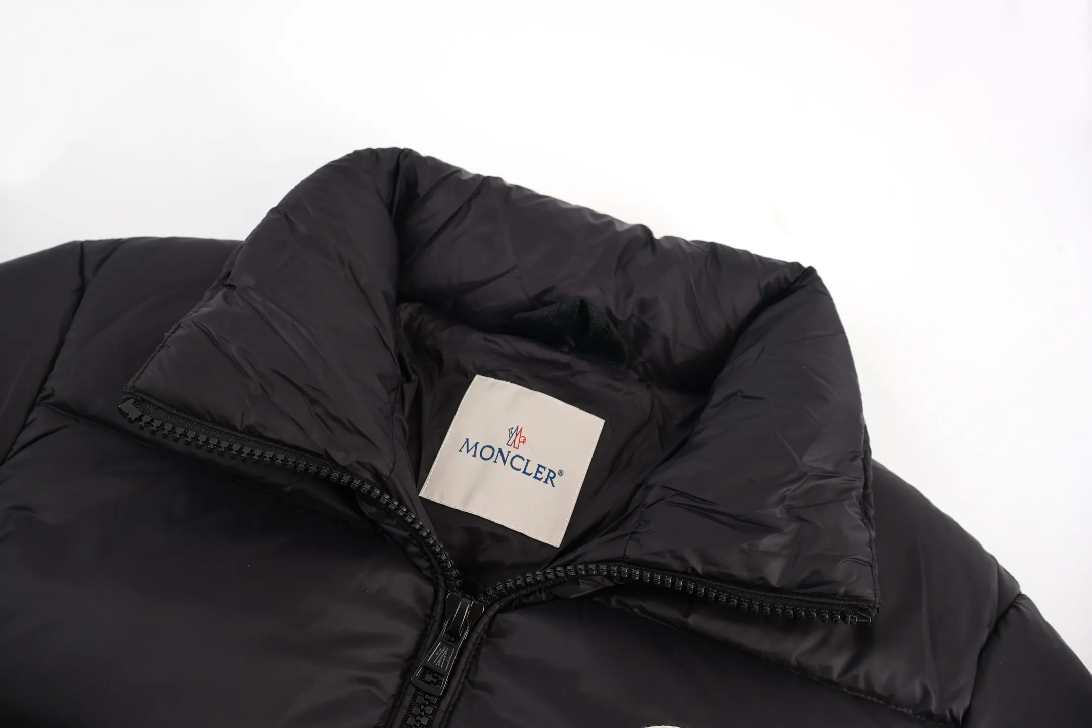 P1100 Moncler Citala Series Logo Patch Stand Collar Down Jacket (Black) The latest national standard 90 white duck down, each piece has a down filling capacity of more than 300g. The fabric is made of nylon with iconic rectangular quilting. It is made from a large factory. The transparency of the down material is over 800 degrees. After drying and disinfection, it is pollution-free and impurity-free. The down is not damp, not burnt, not brittle, soft and smooth, has good gloss and high fluffiness. The original The material belt test report is all tested in accordance with the national standard. The down raw materials are processed through multiple processes, including rough classification, dust removal, cleaning, drying, drying, and cooling. The entire process complies with the national standard. Glue down is rejected. The latest national standard 90 white duck down does not contain long hair pieces. Large down florets are carefully selected, with high loft and high warmth. The outer body is made of 100% fabric. Nylon, lining 100% nylon, high-density fabric, water-repellent and breathable, effectively prevents drizzle from wetting the lining, soft, breathable and comfortable, anti-velvet technology, prevents velvet, careful craftsmanship, high velvet locking, solves the problem of velvet. Imported organ anti-lint needles are used to effectively prevent high temperature from damaging the fabric. The needle holes are finer, effectively dissipating static electricity and reducing the possibility of lint drilling. Tight sewing, imported sewing equipment, up to 13 stitches per centimeter, hemming and locking velvet, double-thread three-dimensional hemming, snug fit and no velvet running. The anti-drilling velvet fabric tightly locks the down. Special waterproof additives are added during the fabric weaving process to make the fabric water-repellent, making it difficult for rain and snow to invade. The felt embroidery label uses an imported Barudan/Behringer embroidery machine, and the embroidery is clear, delicate, three-dimensional and full. The original label is customized, and the water-washed woven label has corresponding details for each couplet. The internal picture uses rounded corners and stitching. Three complete labels: hangtag, collar label, washable label, mold-making custom hardware, custom-engraved hardware, and sensor chip included. Size:1-2-3-4-5