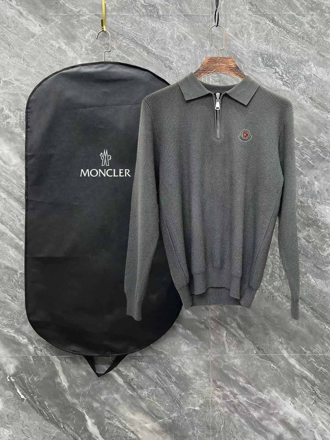 P250 Moncler masked zipper lapel sweater, the latest 2025 casual Polo wool sweater.  The texture is delicate, soft and comfortable, skin-friendly and warm, not easy to deform, simple and high-end style, and the logo on the chest is very exquisite and perfect! The upper body effect is very strong 👍 Color: black, gray Size: S-XL