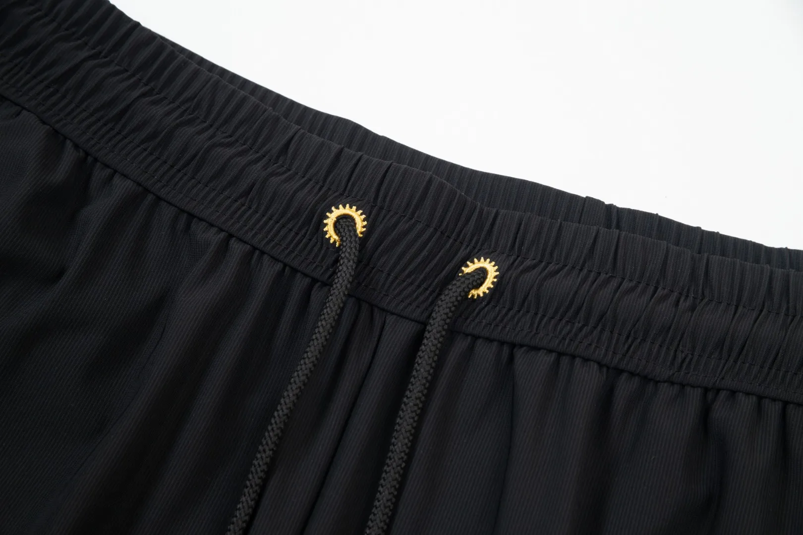 P230 Moncler spring and summer new model, two-color high-quality thin sports and leisure ice silk pants. Smooth, comfortable, anti-wrinkle and traceless pants. 🗯Soft texture, slightly elastic to the touch, cool ice silk pants. Waist elastic band, fashionable version design. 🗯 Neat and neat wiring, suitable for both sports and leisure! It can be easily controlled by all body types. Two classic colors are available. 🗯New summer product. Versatile and easy to match. The upper body is very simple, handsome and stylish. It can be easily controlled by men and women. Color: Black Gray Size: S-XL
