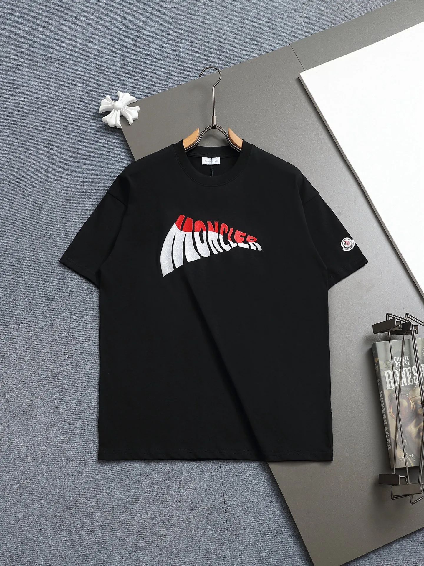 P140 MONCLER/Muzzled 260g round neck short-sleeved T-shirt, color block embroidery🪡letter LOGO brand seal design logo, official synchronization, high version, high quality, fashionable personality, versatile trend, pure original quality, original fabric, tag, collar label, washed wheat, complete three labels, color: black, white. Size: XS-L