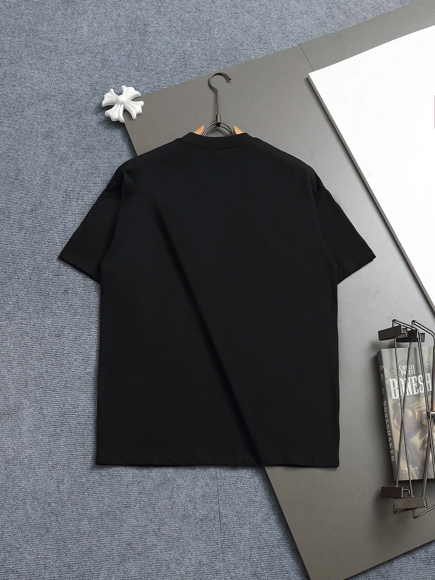 P140 MONCLER/Muzzled 260g round neck short-sleeved T-shirt, color block embroidery🪡letter LOGO brand seal design logo, official synchronization, high version, high quality, fashionable personality, versatile trend, pure original quality, original fabric, tag, collar label, washed wheat, complete three labels, color: black, white. Size: XS-L