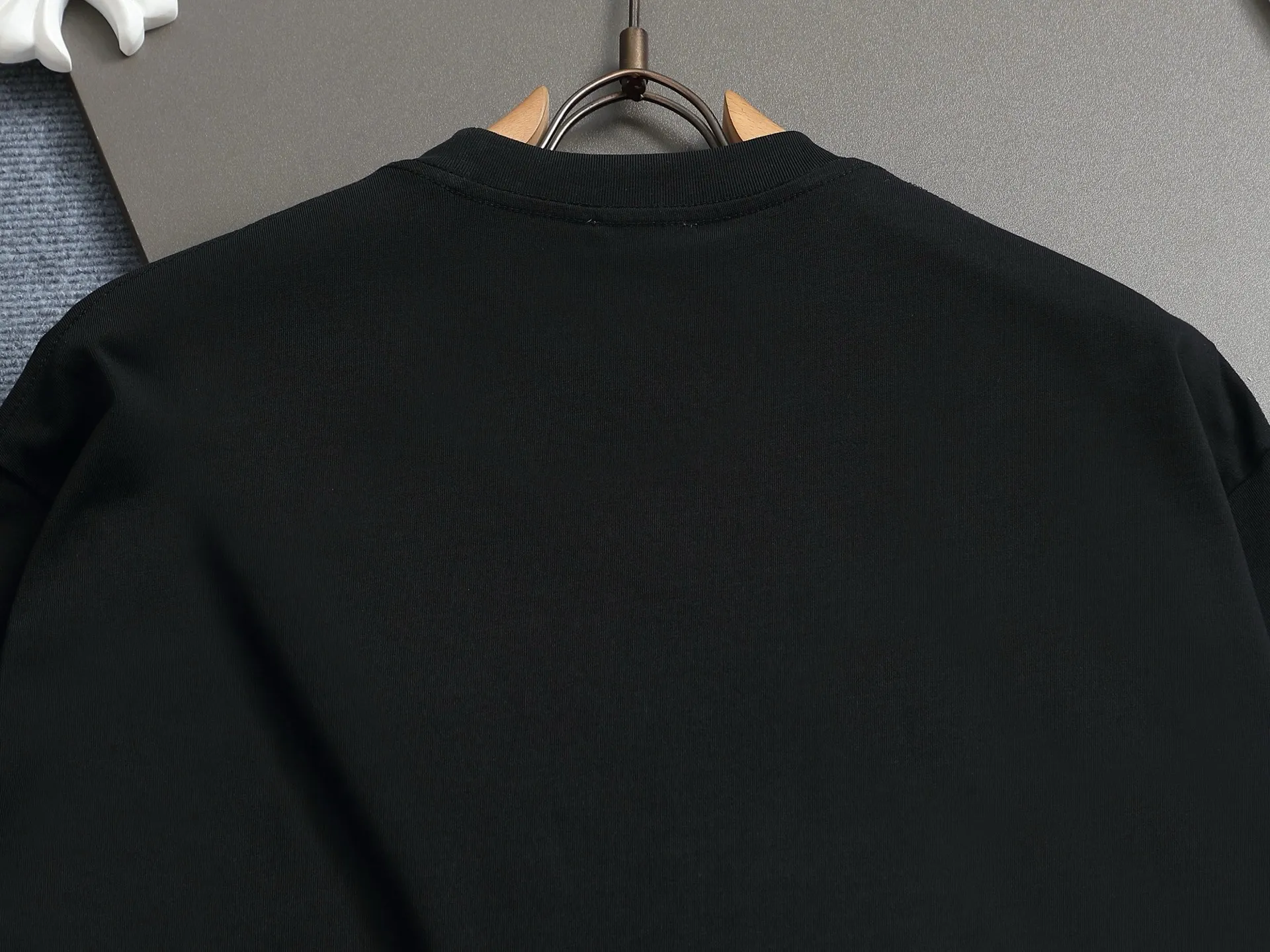 P140 MONCLER/Muzzled 260g round neck short-sleeved T-shirt, color block embroidery🪡letter LOGO brand seal design logo, official synchronization, high version, high quality, fashionable personality, versatile trend, pure original quality, original fabric, tag, collar label, washed wheat, complete three labels, color: black, white. Size: XS-L
