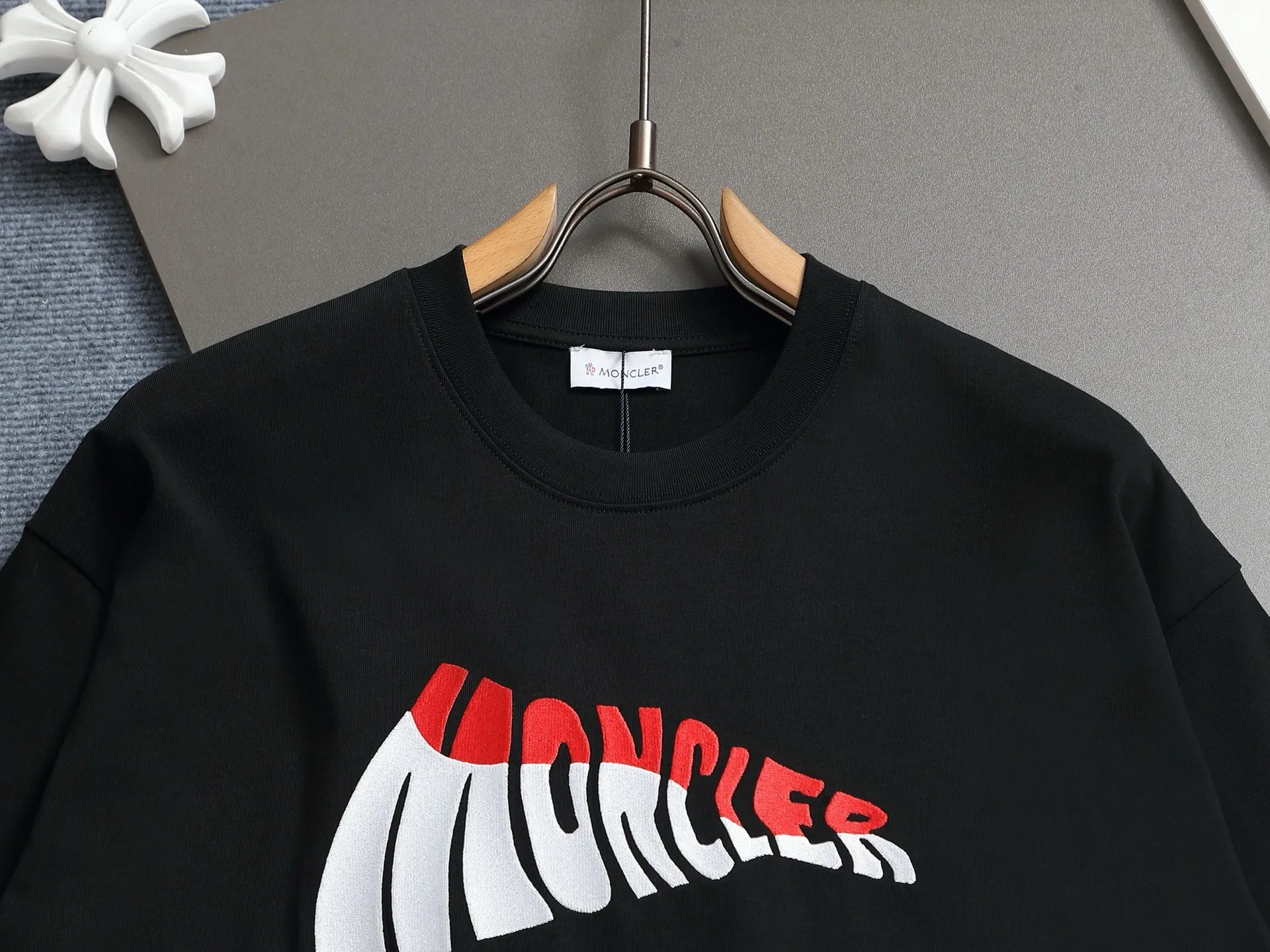 P140 MONCLER/Muzzled 260g round neck short-sleeved T-shirt, color block embroidery🪡letter LOGO brand seal design logo, official synchronization, high version, high quality, fashionable personality, versatile trend, pure original quality, original fabric, tag, collar label, washed wheat, complete three labels, color: black, white. Size: XS-L