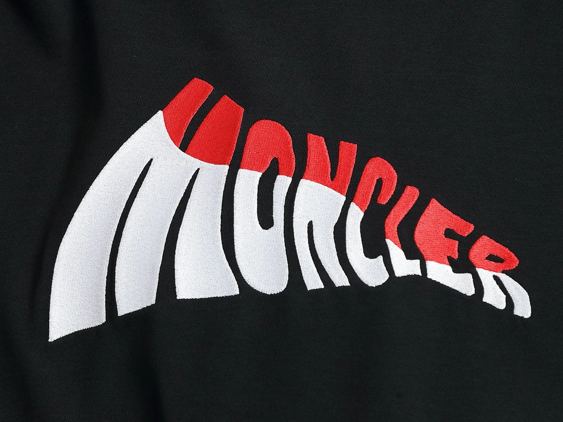 P140 MONCLER/Muzzled 260g round neck short-sleeved T-shirt, color block embroidery🪡letter LOGO brand seal design logo, official synchronization, high version, high quality, fashionable personality, versatile trend, pure original quality, original fabric, tag, collar label, washed wheat, complete three labels, color: black, white. Size: XS-L