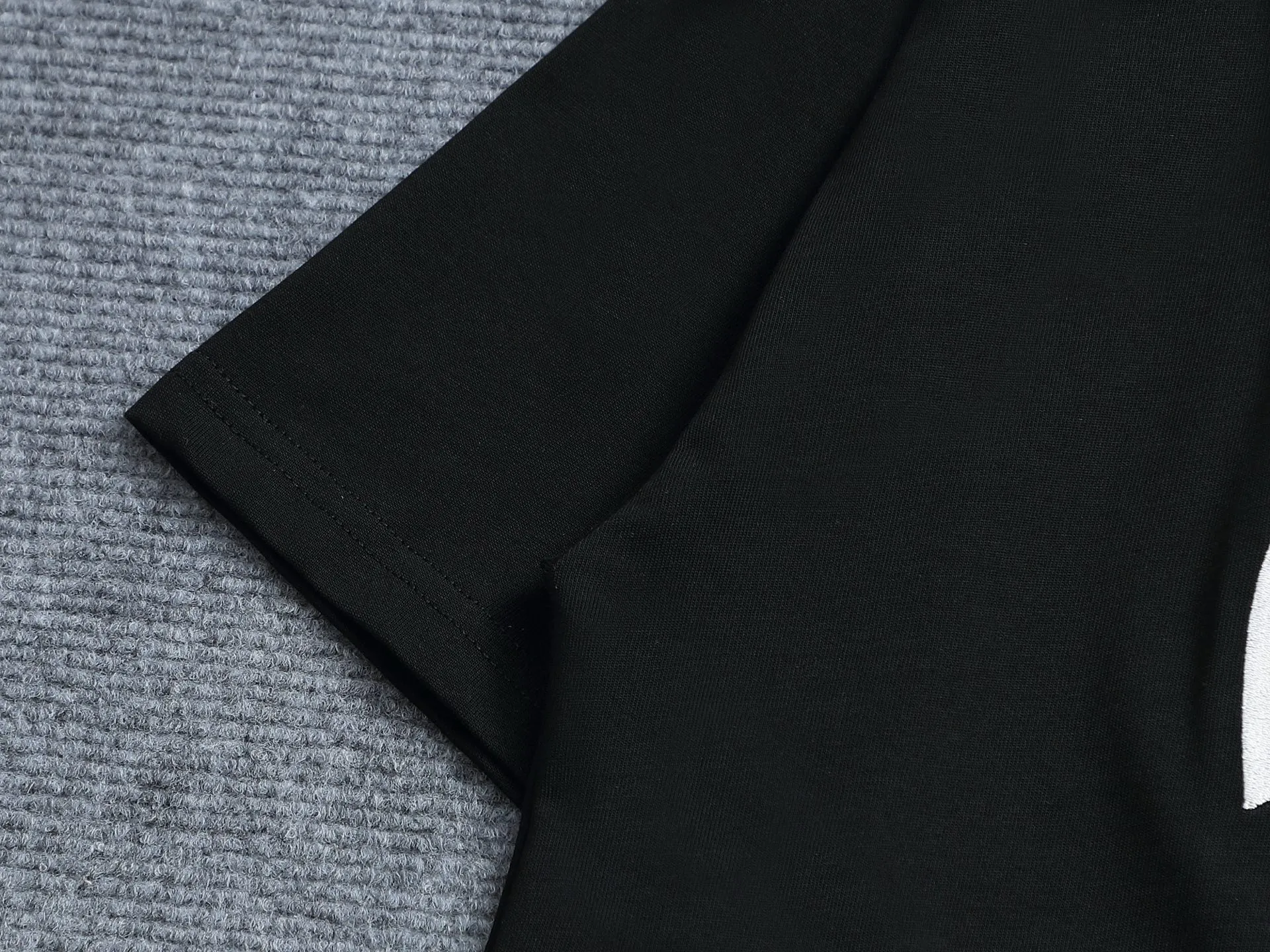 P140 MONCLER/Muzzled 260g round neck short-sleeved T-shirt, color block embroidery🪡letter LOGO brand seal design logo, official synchronization, high version, high quality, fashionable personality, versatile trend, pure original quality, original fabric, tag, collar label, washed wheat, complete three labels, color: black, white. Size: XS-L