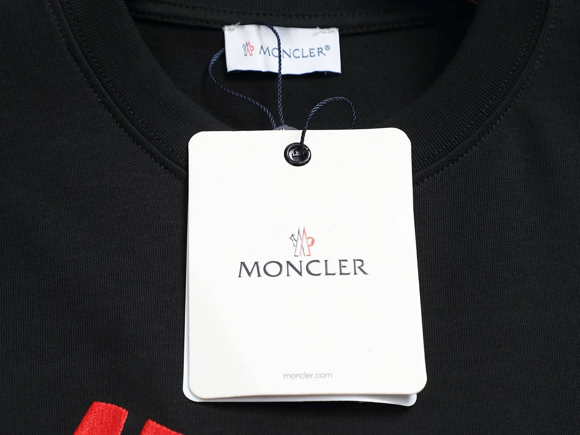 P140 MONCLER/Muzzled 260g round neck short-sleeved T-shirt, color block embroidery🪡letter LOGO brand seal design logo, official synchronization, high version, high quality, fashionable personality, versatile trend, pure original quality, original fabric, tag, collar label, washed wheat, complete three labels, color: black, white. Size: XS-L