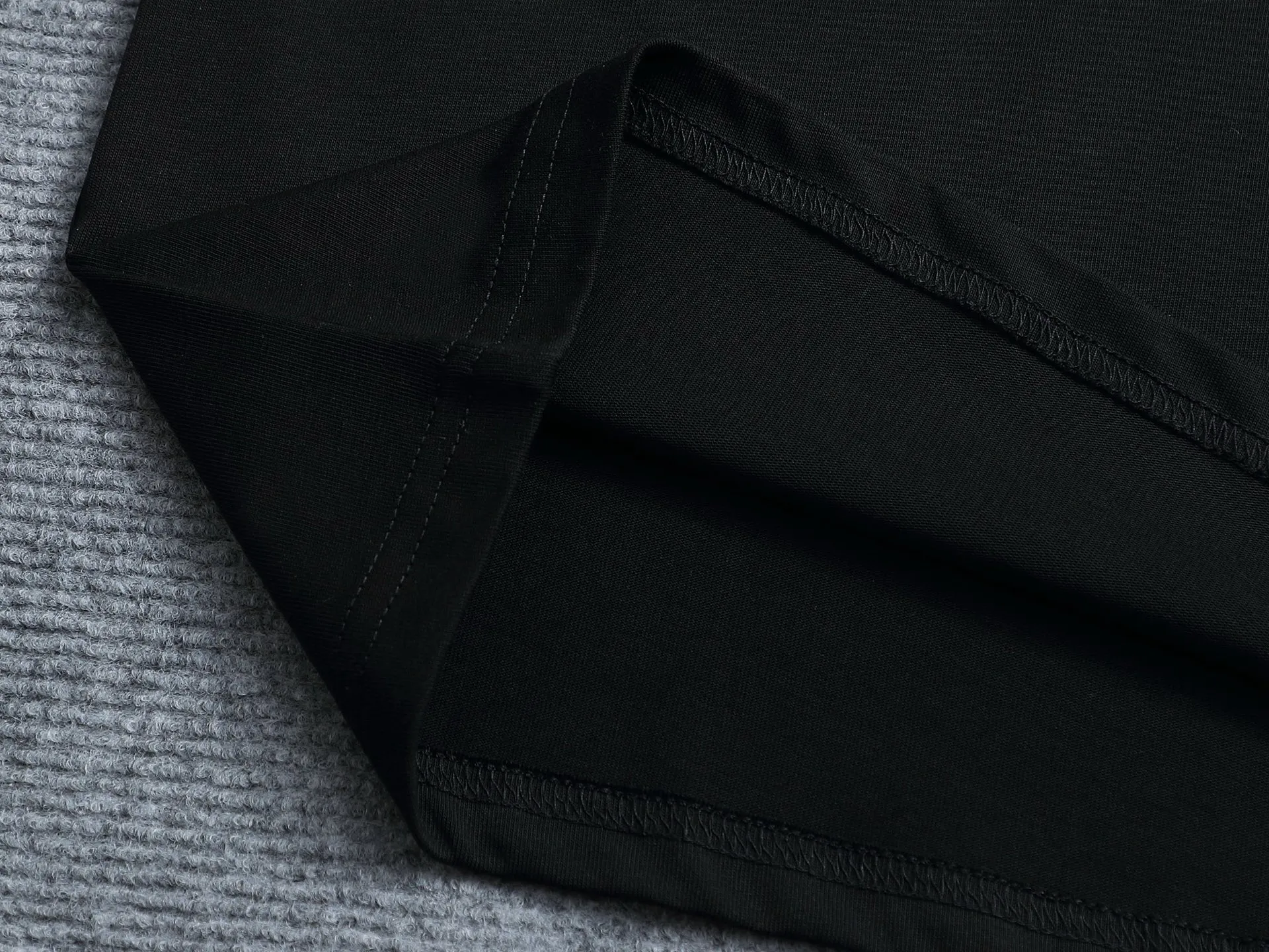 P140 MONCLER/Muzzled 260g round neck short-sleeved T-shirt, color block embroidery🪡letter LOGO brand seal design logo, official synchronization, high version, high quality, fashionable personality, versatile trend, pure original quality, original fabric, tag, collar label, washed wheat, complete three labels, color: black, white. Size: XS-L