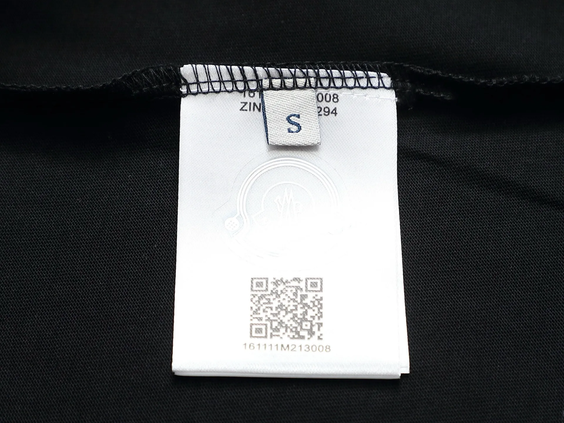 P140 MONCLER/Muzzled 260g round neck short-sleeved T-shirt, color block embroidery🪡letter LOGO brand seal design logo, official synchronization, high version, high quality, fashionable personality, versatile trend, pure original quality, original fabric, tag, collar label, washed wheat, complete three labels, color: black, white. Size: XS-L