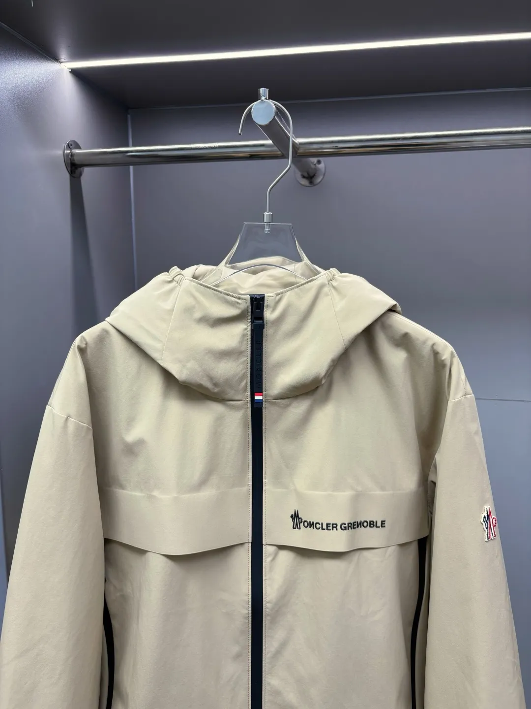 P720 Moncler functional hooded outdoor thin cotton jacket. Hong Kong trading company channel order, high-end OEM factory shipment. It was only after buying it from Italy's top luxury brand Mon.. e that I realized how high-end it is! Dare to compete with any brand of jacket on the market, this is the pinnacle! Impeccable quality presented to perfection. It's full and thick, but it's light and comfortable to wear, making it extremely comfortable and stress-free. It also ensures its warmth and cold resistance! Customized and functional splash-proof fabrics for customers, rich in luster, soft in color, crisp and stylish. Stand collar hooded, from design to fabric to functionality, all reflect the brand's unique vision and intention, regardless of cost, just to present good clothes to those who know how to appreciate them. Three-dimensional tailoring does not look bulky, creating a neat and capable temperament. Wear elegance in a simple way, especially in the cold winter, let the clothes with artisan details breathe. The royal and aristocratic styles follow you as if they were tailor-made, and the original hardware is customized for customers. Size: 48, 50, 52, 54, 56