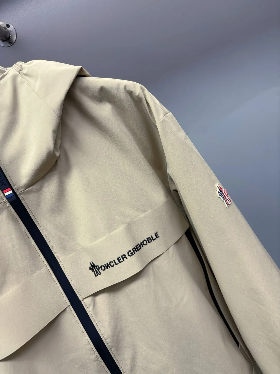 P720 Moncler functional hooded outdoor thin cotton jacket. Hong Kong trading company channel order, high-end OEM factory shipment. It was only after buying it from Italy's top luxury brand Mon.. e that I realized how high-end it is! Dare to compete with any brand of jacket on the market, this is the pinnacle! Impeccable quality presented to perfection. It's full and thick, but it's light and comfortable to wear, making it extremely comfortable and stress-free. It also ensures its warmth and cold resistance! Customized and functional splash-proof fabrics for customers, rich in luster, soft in color, crisp and stylish. Stand collar hooded, from design to fabric to functionality, all reflect the brand's unique vision and intention, regardless of cost, just to present good clothes to those who know how to appreciate them. Three-dimensional tailoring does not look bulky, creating a neat and capable temperament. Wear elegance in a simple way, especially in the cold winter, let the clothes with artisan details breathe. The royal and aristocratic styles follow you as if they were tailor-made, and the original hardware is customized for customers. Size: 48, 50, 52, 54, 56
