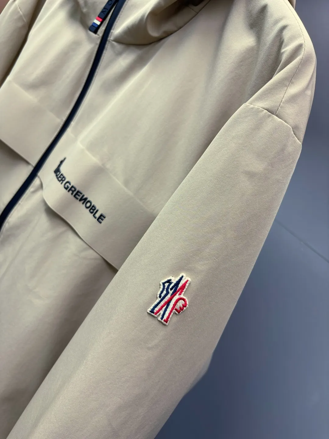 P720 Moncler functional hooded outdoor thin cotton jacket. Hong Kong trading company channel order, high-end OEM factory shipment. It was only after buying it from Italy's top luxury brand Mon.. e that I realized how high-end it is! Dare to compete with any brand of jacket on the market, this is the pinnacle! Impeccable quality presented to perfection. It's full and thick, but it's light and comfortable to wear, making it extremely comfortable and stress-free. It also ensures its warmth and cold resistance! Customized and functional splash-proof fabrics for customers, rich in luster, soft in color, crisp and stylish. Stand collar hooded, from design to fabric to functionality, all reflect the brand's unique vision and intention, regardless of cost, just to present good clothes to those who know how to appreciate them. Three-dimensional tailoring does not look bulky, creating a neat and capable temperament. Wear elegance in a simple way, especially in the cold winter, let the clothes with artisan details breathe. The royal and aristocratic styles follow you as if they were tailor-made, and the original hardware is customized for customers. Size: 48, 50, 52, 54, 56