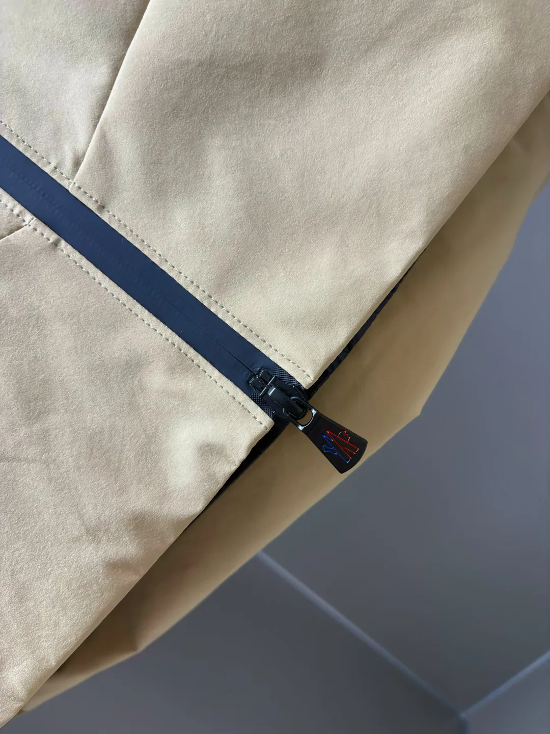 P720 Moncler functional hooded outdoor thin cotton jacket. Hong Kong trading company channel order, high-end OEM factory shipment. It was only after buying it from Italy's top luxury brand Mon.. e that I realized how high-end it is! Dare to compete with any brand of jacket on the market, this is the pinnacle! Impeccable quality presented to perfection. It's full and thick, but it's light and comfortable to wear, making it extremely comfortable and stress-free. It also ensures its warmth and cold resistance! Customized and functional splash-proof fabrics for customers, rich in luster, soft in color, crisp and stylish. Stand collar hooded, from design to fabric to functionality, all reflect the brand's unique vision and intention, regardless of cost, just to present good clothes to those who know how to appreciate them. Three-dimensional tailoring does not look bulky, creating a neat and capable temperament. Wear elegance in a simple way, especially in the cold winter, let the clothes with artisan details breathe. The royal and aristocratic styles follow you as if they were tailor-made, and the original hardware is customized for customers. Size: 48, 50, 52, 54, 56