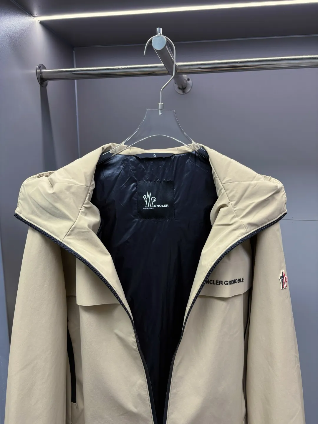 P720 Moncler functional hooded outdoor thin cotton jacket. Hong Kong trading company channel order, high-end OEM factory shipment. It was only after buying it from Italy's top luxury brand Mon.. e that I realized how high-end it is! Dare to compete with any brand of jacket on the market, this is the pinnacle! Impeccable quality presented to perfection. It's full and thick, but it's light and comfortable to wear, making it extremely comfortable and stress-free. It also ensures its warmth and cold resistance! Customized and functional splash-proof fabrics for customers, rich in luster, soft in color, crisp and stylish. Stand collar hooded, from design to fabric to functionality, all reflect the brand's unique vision and intention, regardless of cost, just to present good clothes to those who know how to appreciate them. Three-dimensional tailoring does not look bulky, creating a neat and capable temperament. Wear elegance in a simple way, especially in the cold winter, let the clothes with artisan details breathe. The royal and aristocratic styles follow you as if they were tailor-made, and the original hardware is customized for customers. Size: 48, 50, 52, 54, 56