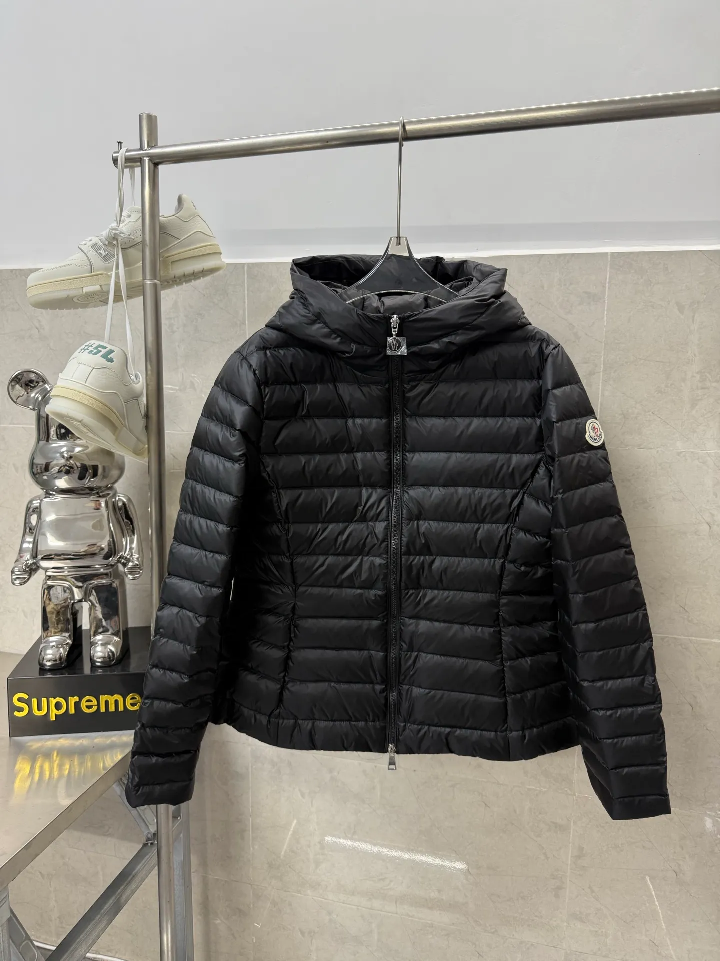 P740 Moncler's new Ige, mc hooded short women's winter coat. The leg down is made of longue saison fabric, suitable for mild weather. This nylon fabric is warm without being bulky. Short design with a classic hooded silhouette and a cinched waist for a smooth, feminine look. Color: Black White Size: 1234