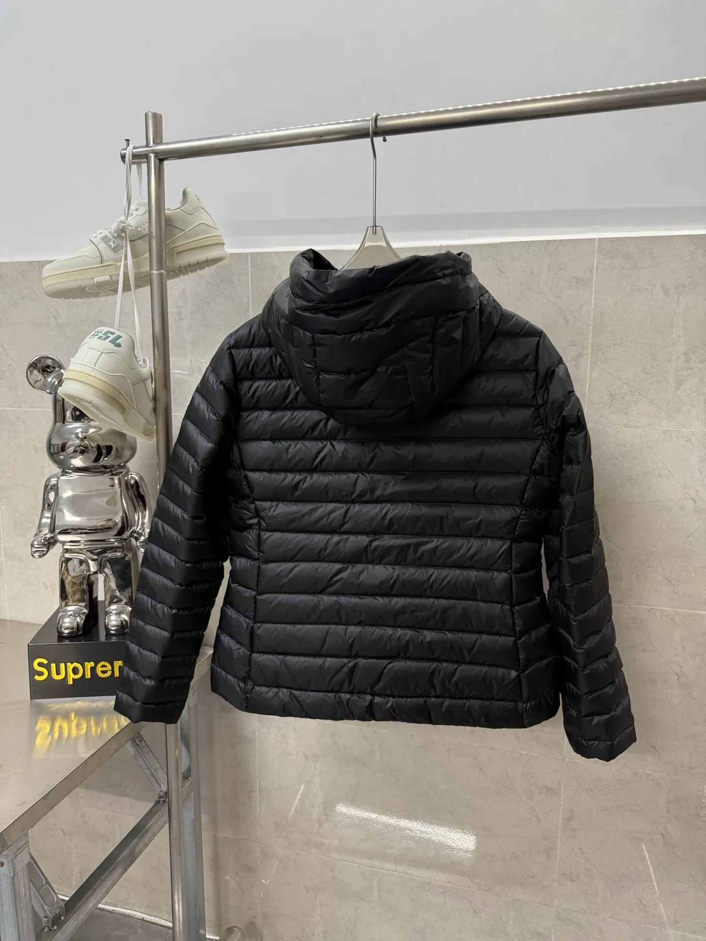 P740 Moncler's new Ige, mc hooded short women's winter coat. The leg down is made of longue saison fabric, suitable for mild weather. This nylon fabric is warm without being bulky. Short design with a classic hooded silhouette and a cinched waist for a smooth, feminine look. Color: Black White Size: 1234