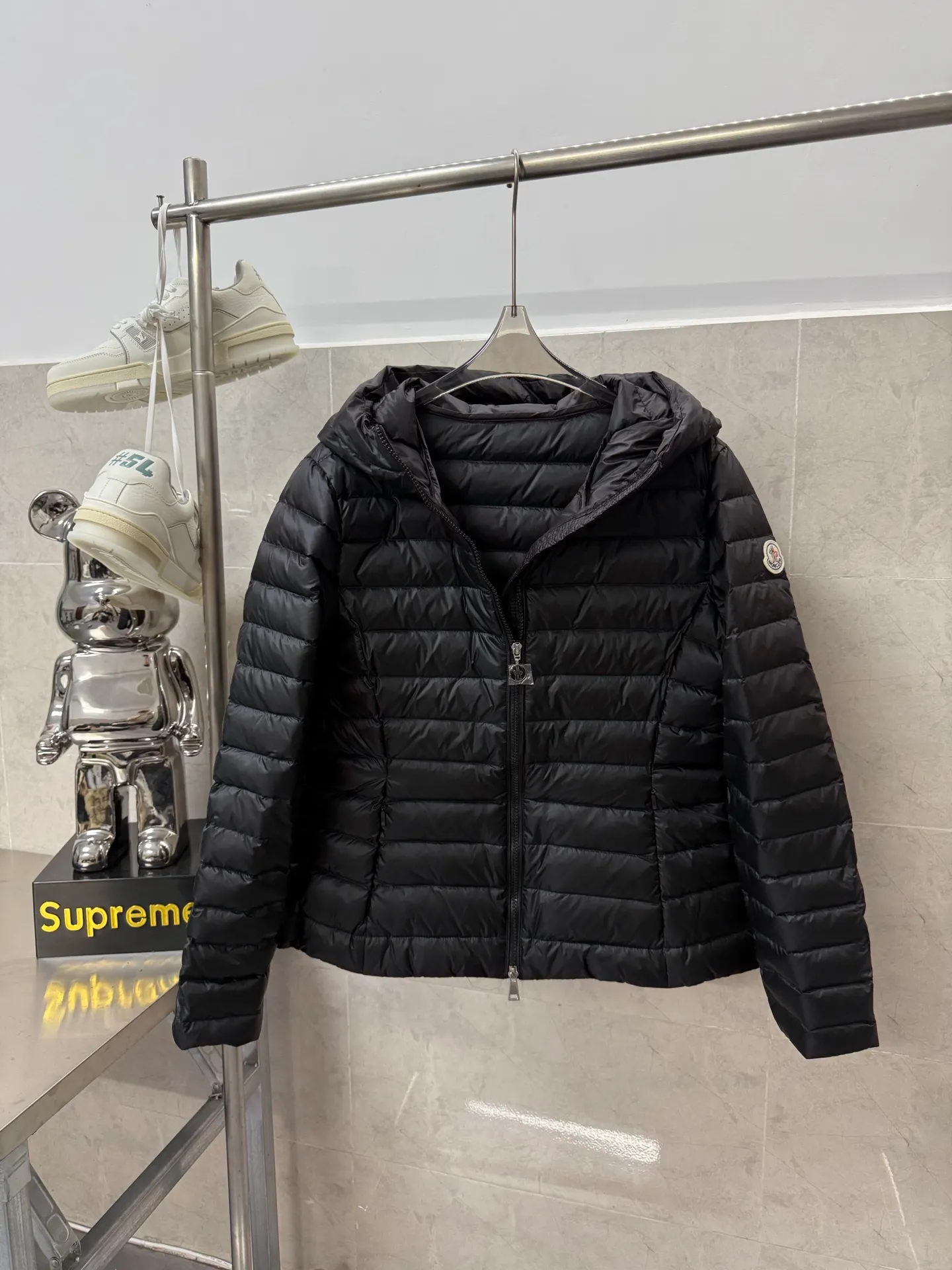 P740 Moncler's new Ige, mc hooded short women's winter coat. The leg down is made of longue saison fabric, suitable for mild weather. This nylon fabric is warm without being bulky. Short design with a classic hooded silhouette and a cinched waist for a smooth, feminine look. Color: Black White Size: 1234