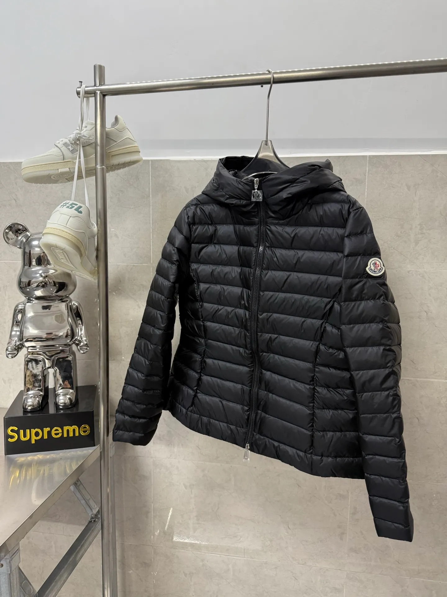 P740 Moncler's new Ige, mc hooded short women's winter coat. The leg down is made of longue saison fabric, suitable for mild weather. This nylon fabric is warm without being bulky. Short design with a classic hooded silhouette and a cinched waist for a smooth, feminine look. Color: Black White Size: 1234