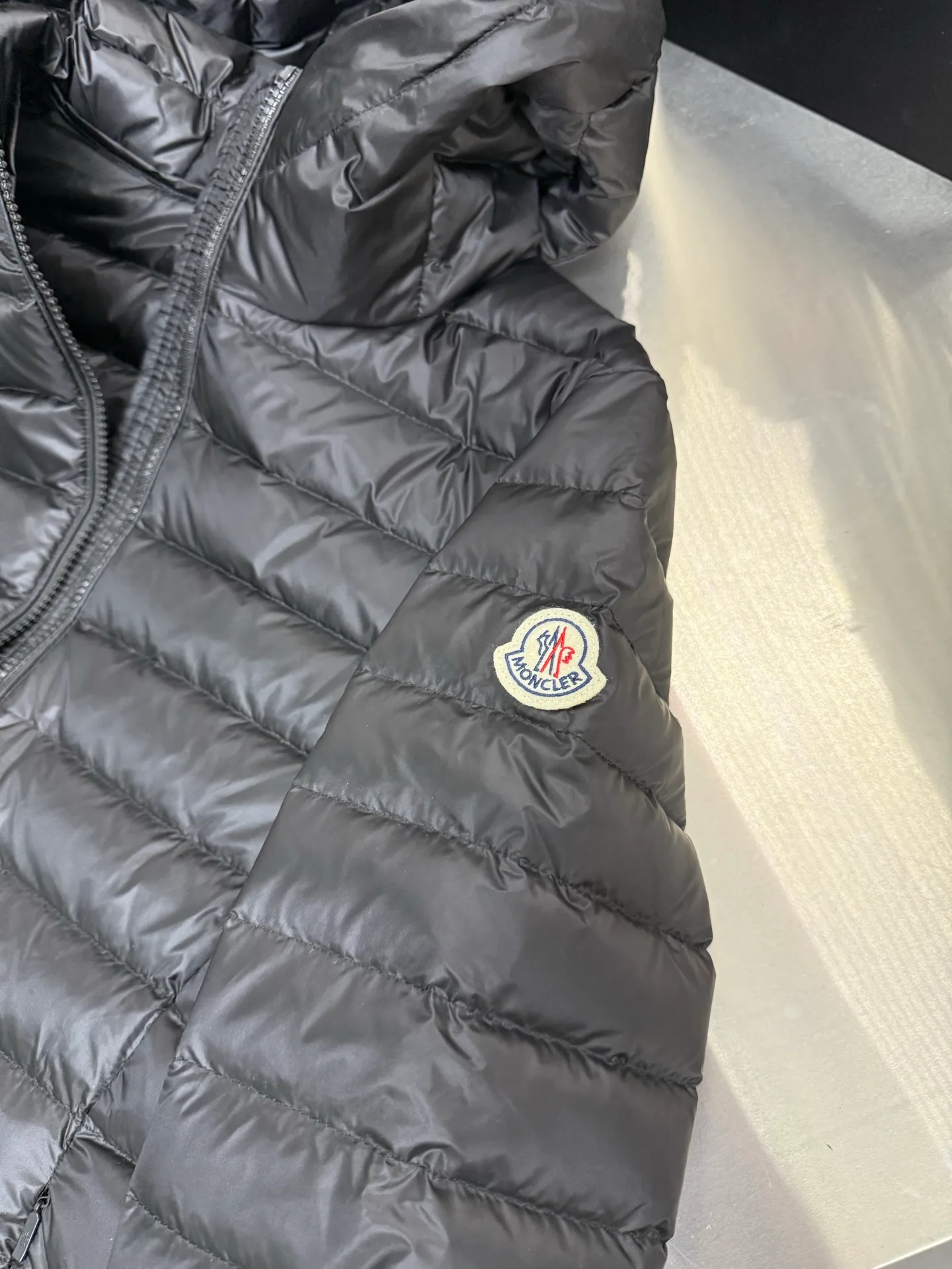 P740 Moncler's new Ige, mc hooded short women's winter coat. The leg down is made of longue saison fabric, suitable for mild weather. This nylon fabric is warm without being bulky. Short design with a classic hooded silhouette and a cinched waist for a smooth, feminine look. Color: Black White Size: 1234